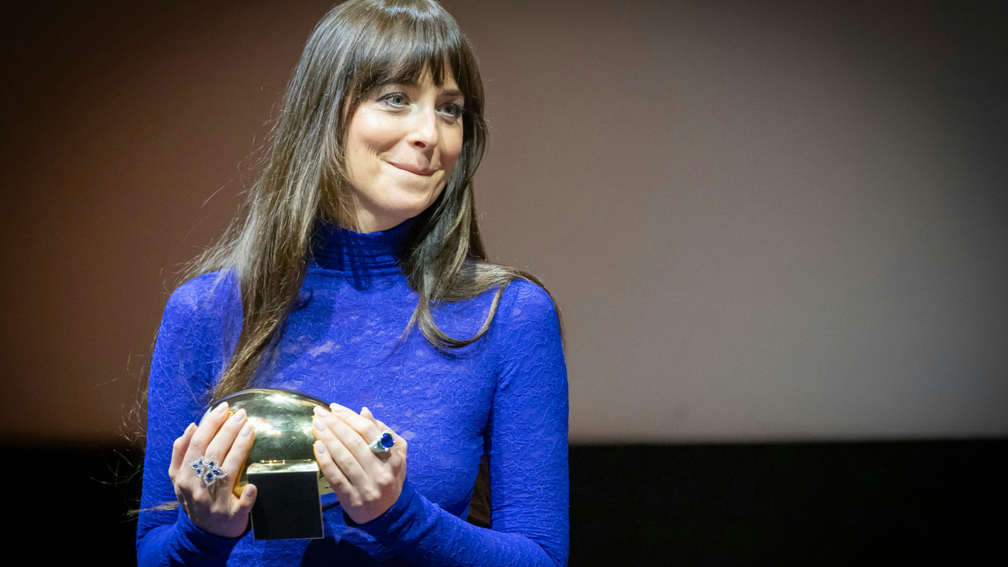 An der Opening Night des ZFF durfte Dakota Johnson ihren neuen Film "Splitsville" vorstellen und ein Goldenes Auge entgegennehmen.