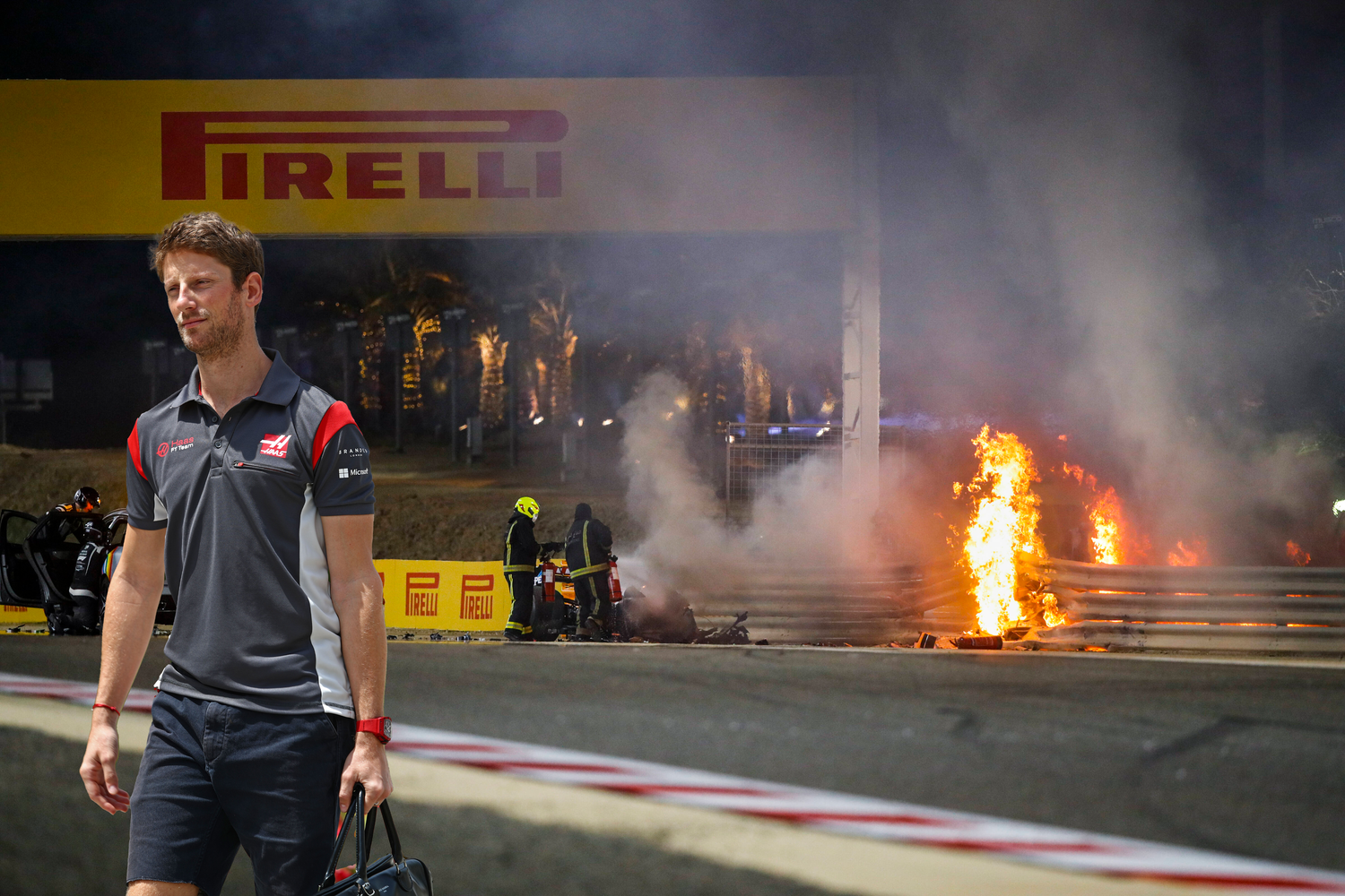 Romain Grosjean musste aus dem Auto befreit werden.