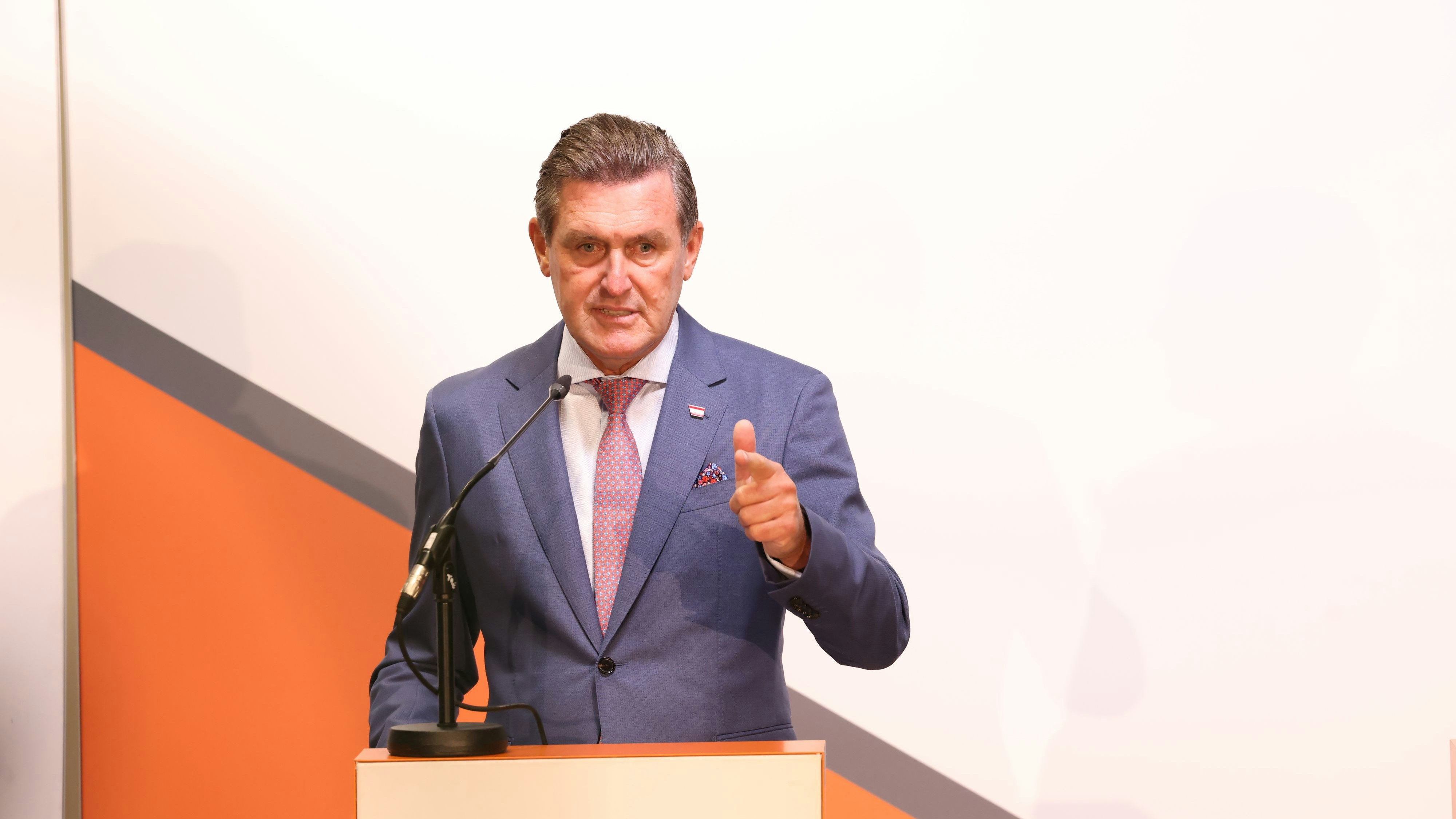 Hanke: "Die Lobau bleibt unberührt. Kein Bagger wird diese Zone queren, kein Baum wird gefällt."