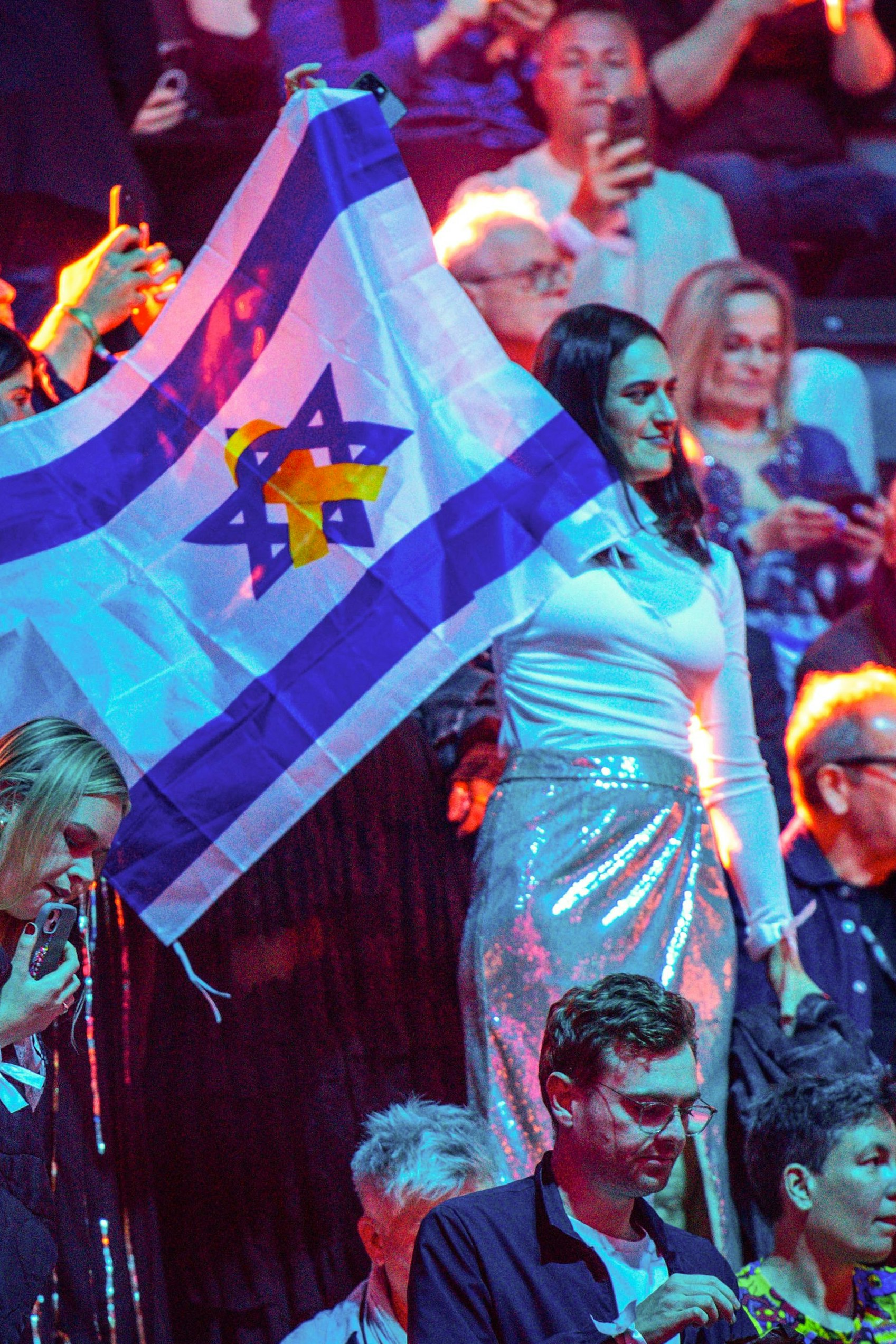 ESC in Basel, Schweiz, Fans schwenken eine israelische Fahne: Fällt das in Wien aus? 