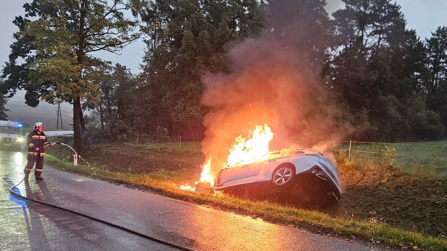 Heute.at - Pkw geht nach Unfall in Ernstbrunn in Flammen auf