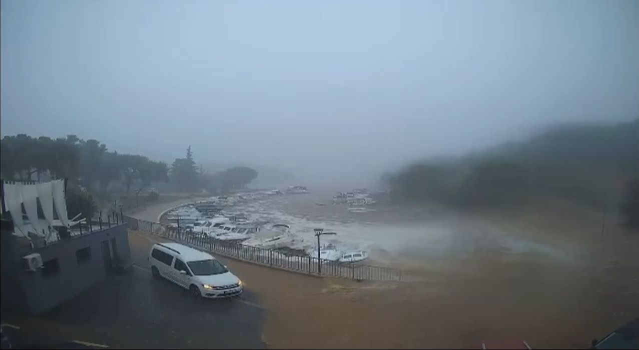 In der kroatischen Region Dalmatien kommt es aufgrund von Starkregen zu schweren Überschwemmungen.