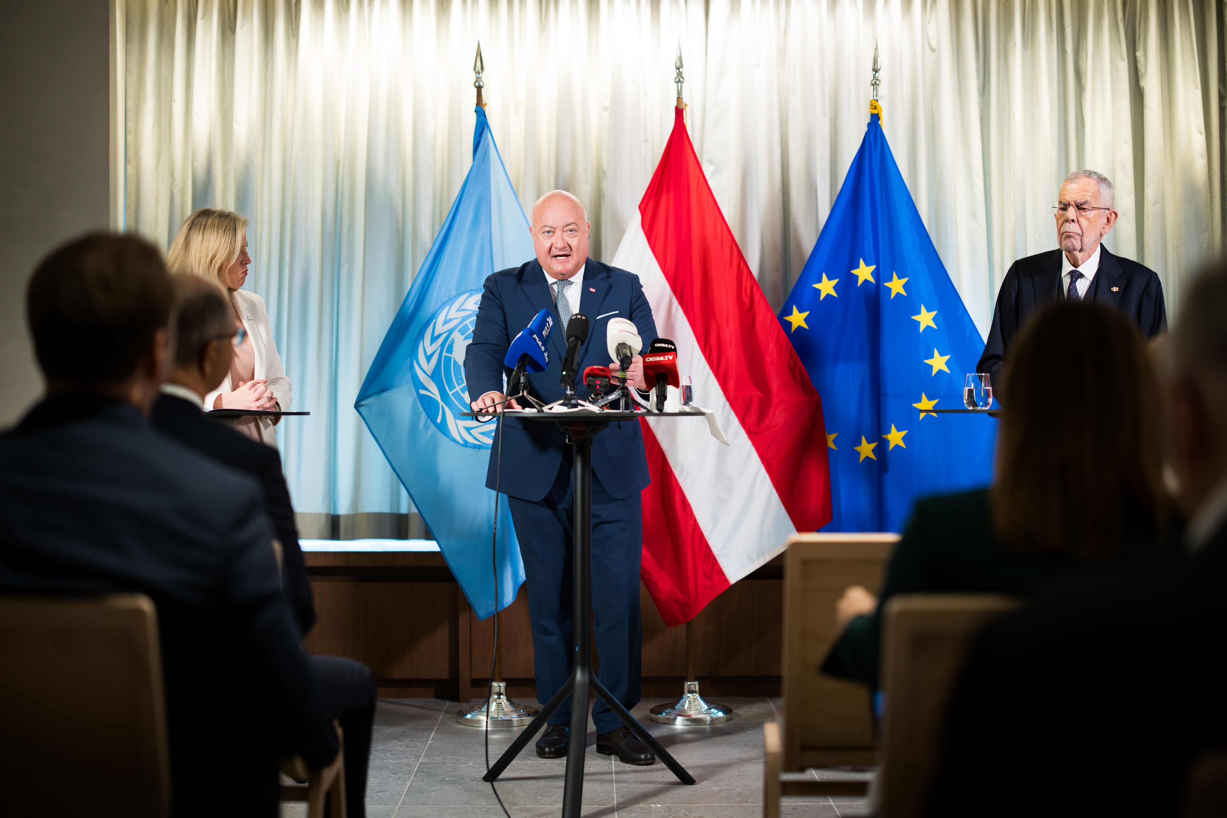 Außenministerin Beate Meinl-Reisinger (NEOS), Bundeskanzler Christian Stocker (ÖVP), und Bundespräsident Alexander Van der Bellen bei der 80. UNO-Generalversammlung in New York.