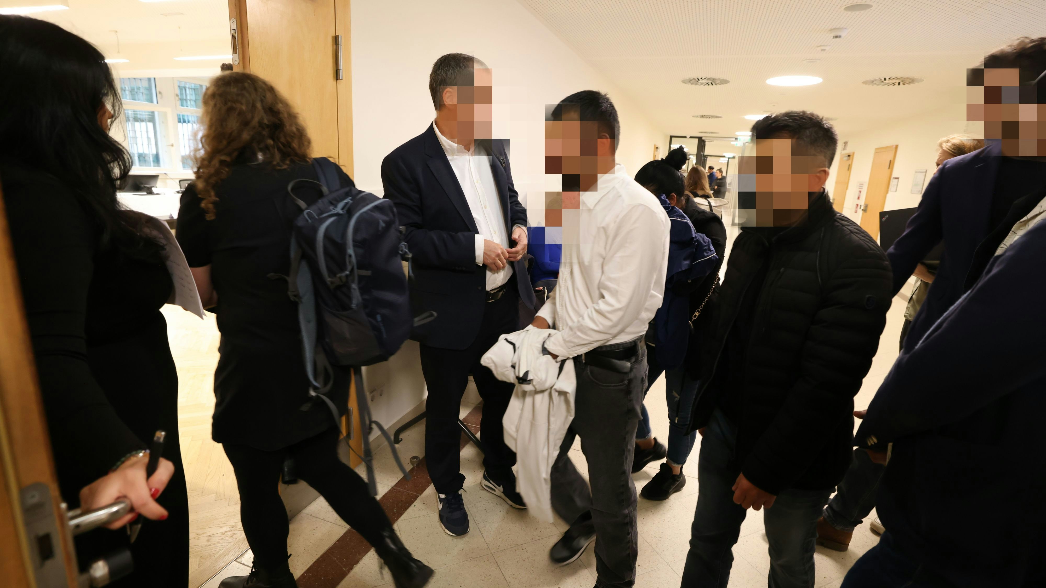 Heute.at - 12-Jährige missbraucht – zehn Burschen vor Gericht