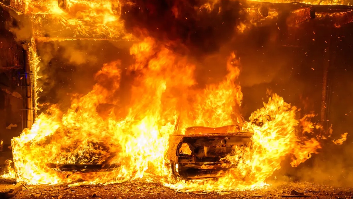Heute.at - Großeinsatz in der Nacht – Carport geht in Flammen auf