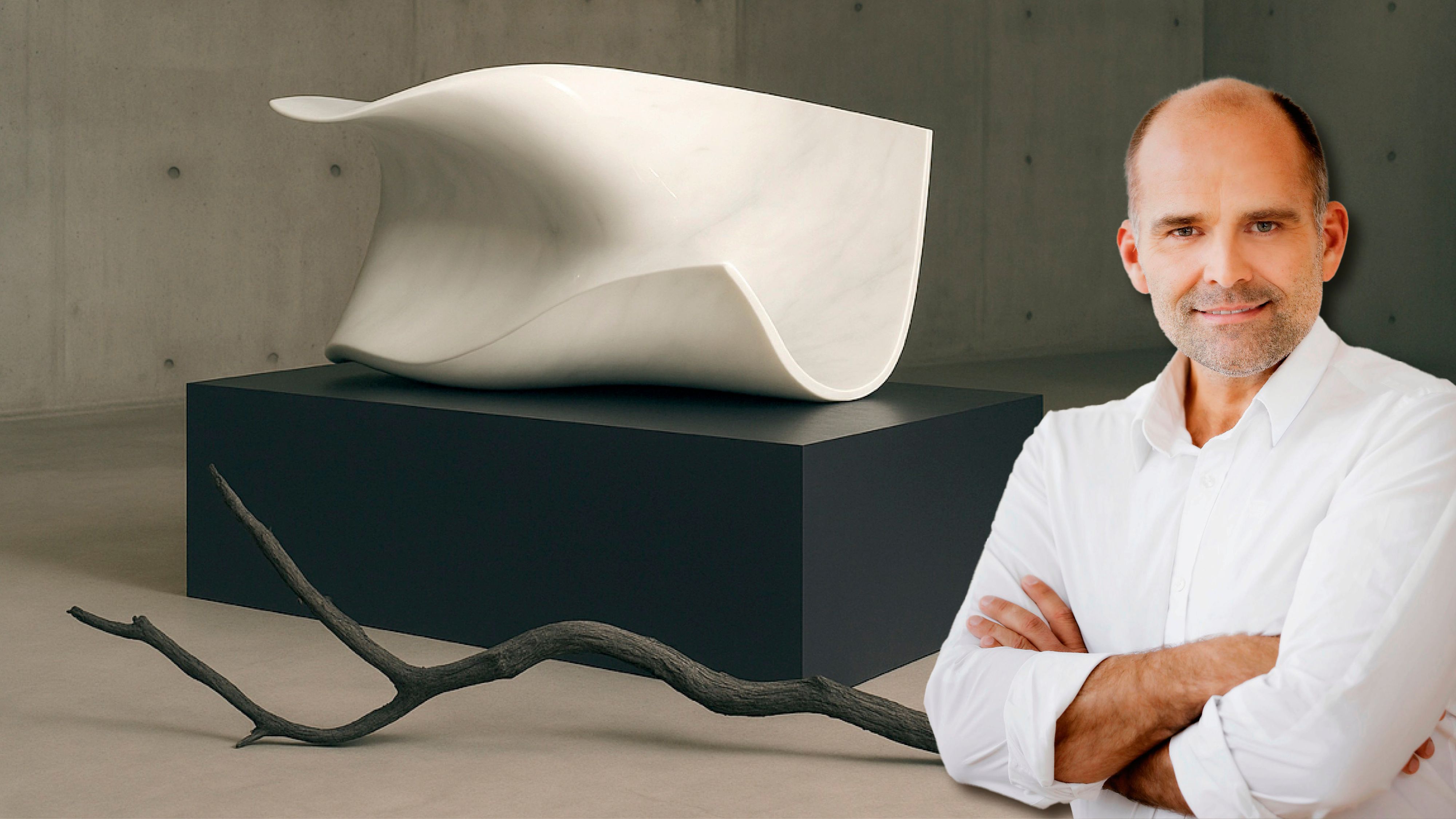 Regisseur, Steinplastiker und Bühnenbildner Alexander Paul Kubelka eröffnet die Ausstellung 