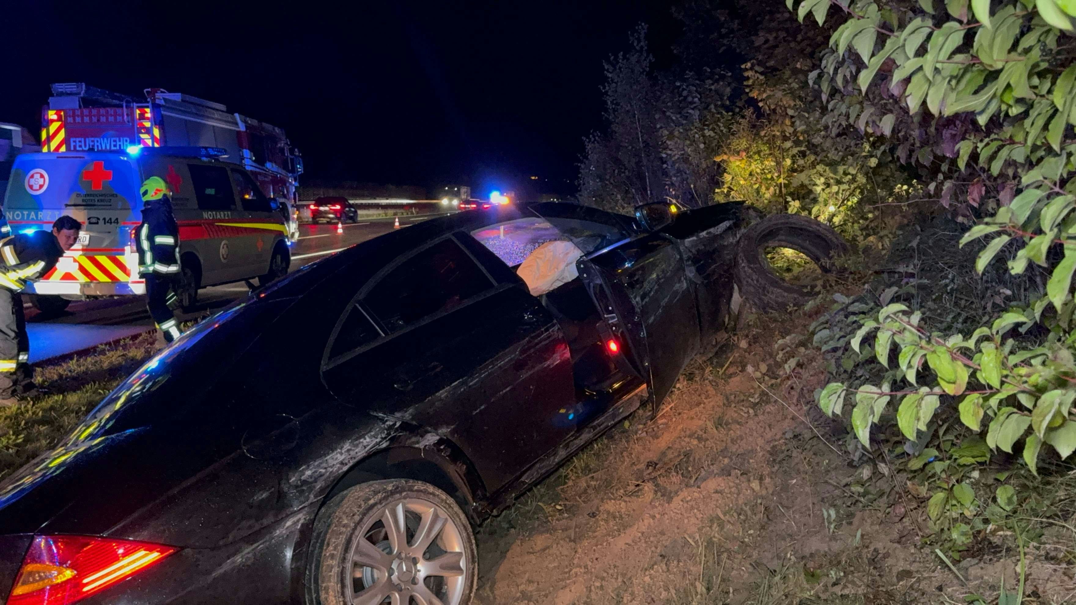 Heute.at - Crash auf der A1! Mercedes-Fahrer kommt von Straße ab