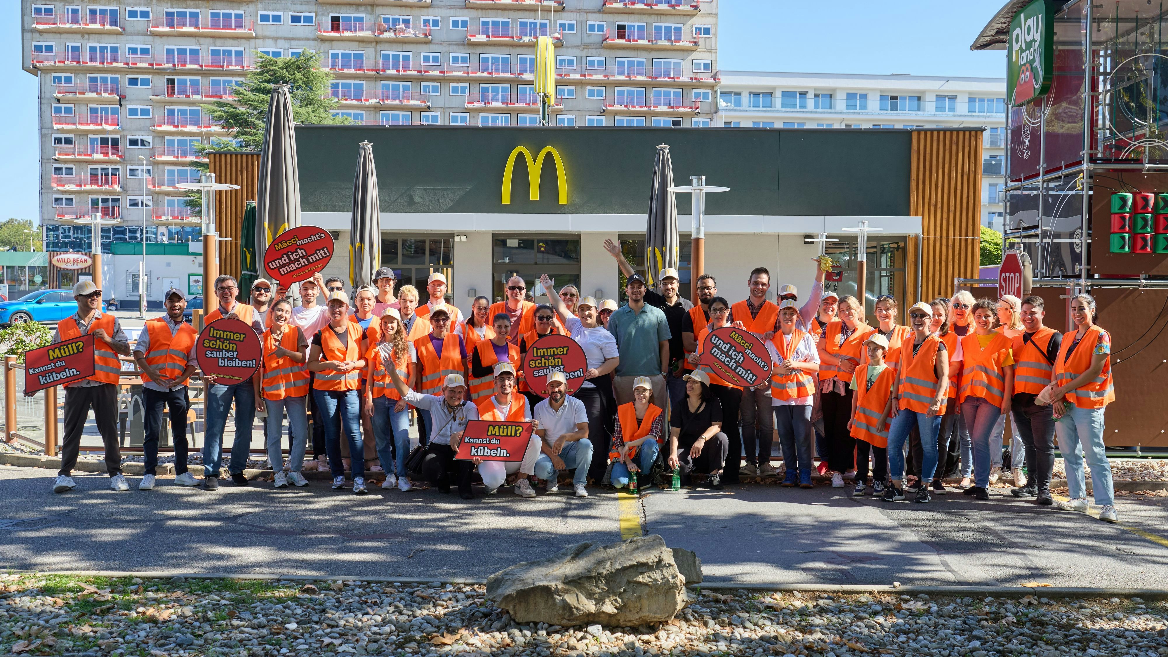 Voller Erfolg für die Mission Aufräumen bei McDonald’s: Gäste, Mitarbeiter:innen und Interessierte beim gemeinsamen Müllsammeln in Graz mit Franchisenehmer Daniel Boaje (3.v.l.).