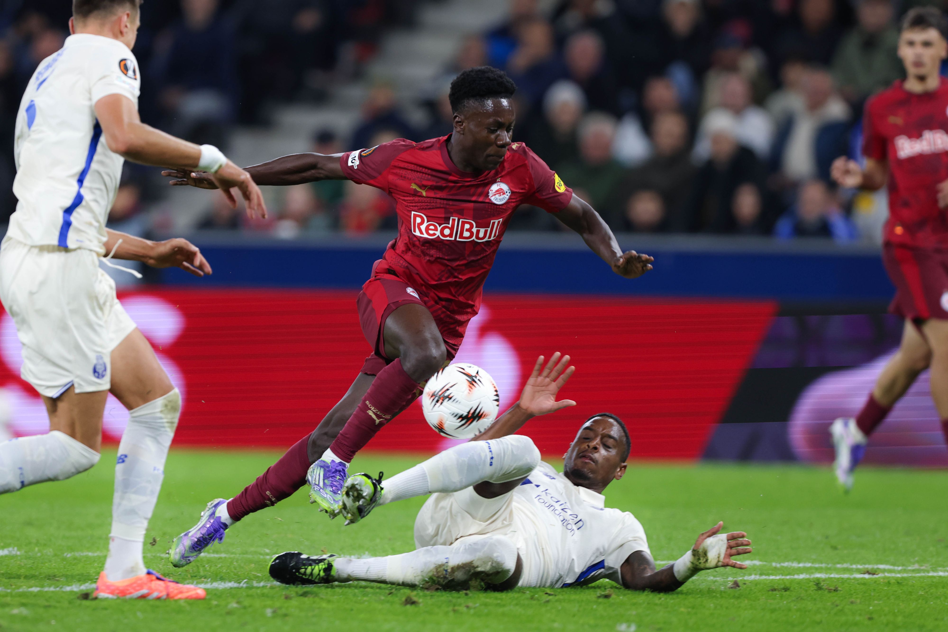 Salzburgs Edmund Baidoo im Dribbling gegen Porto.