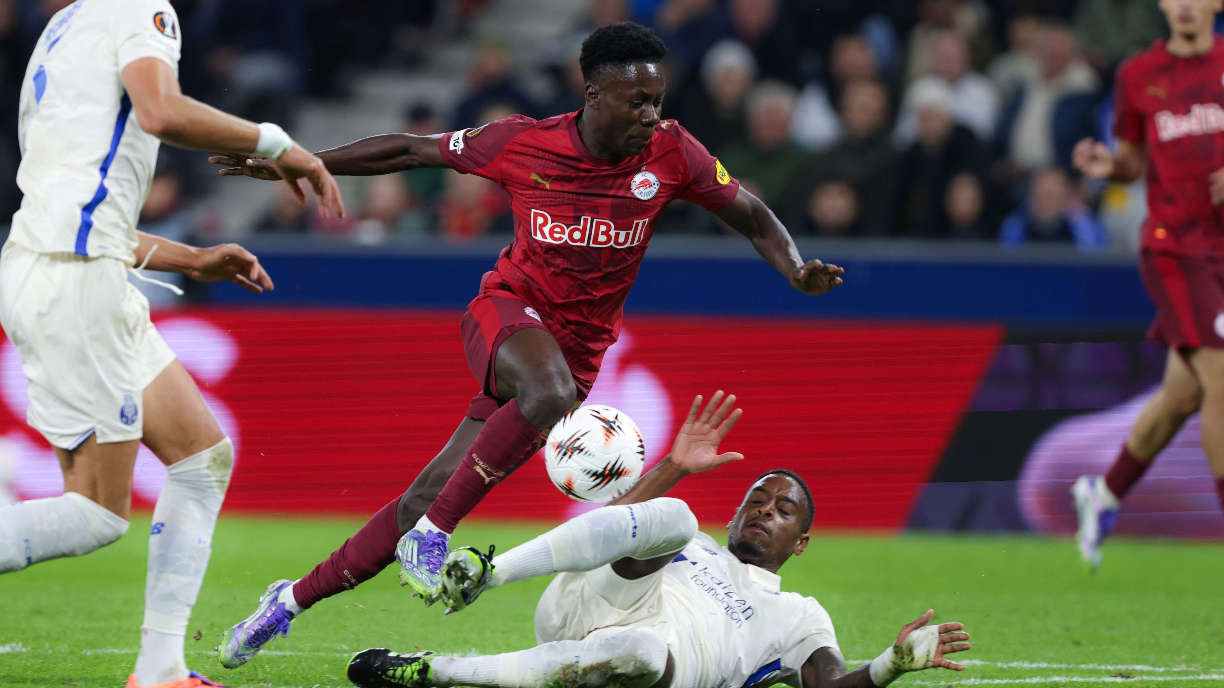 Salzburgs Edmund Baidoo im Dribbling gegen Porto.