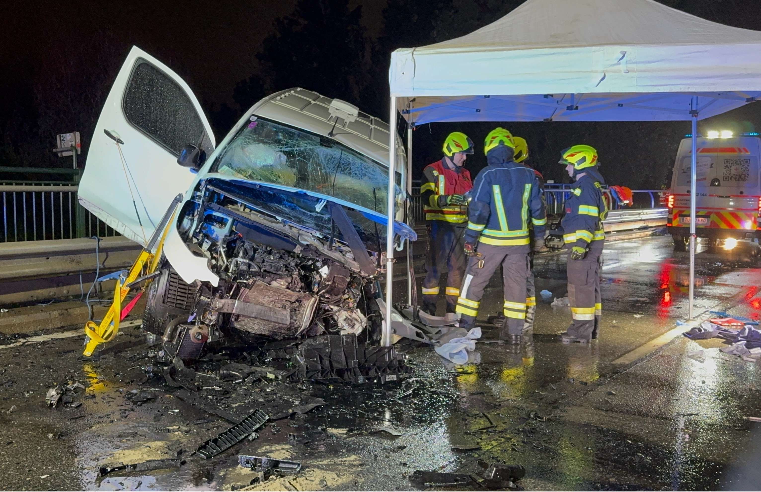 Der Lenker wurde bei dem Unfall im Wrack eingeklemmt.
