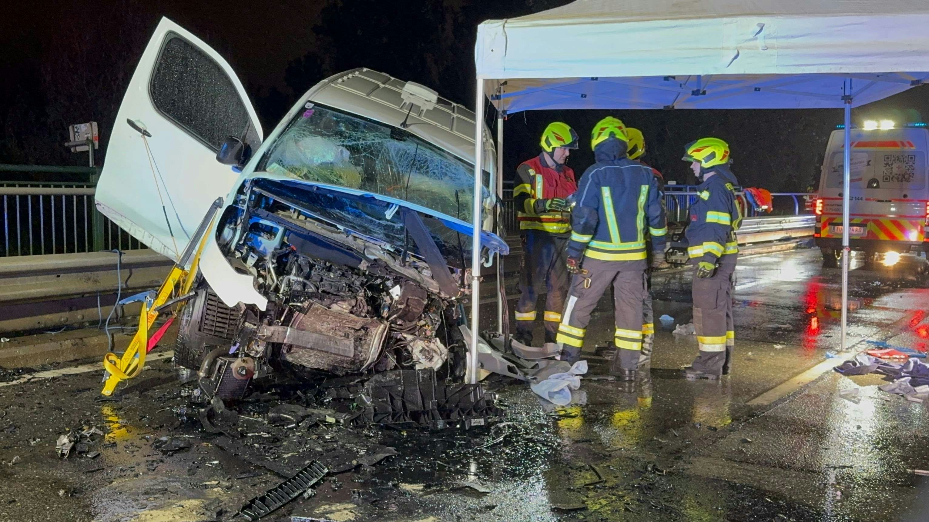 Heute.at - Lenker nach schwerem Crash in Unfall-Wrack gefangen