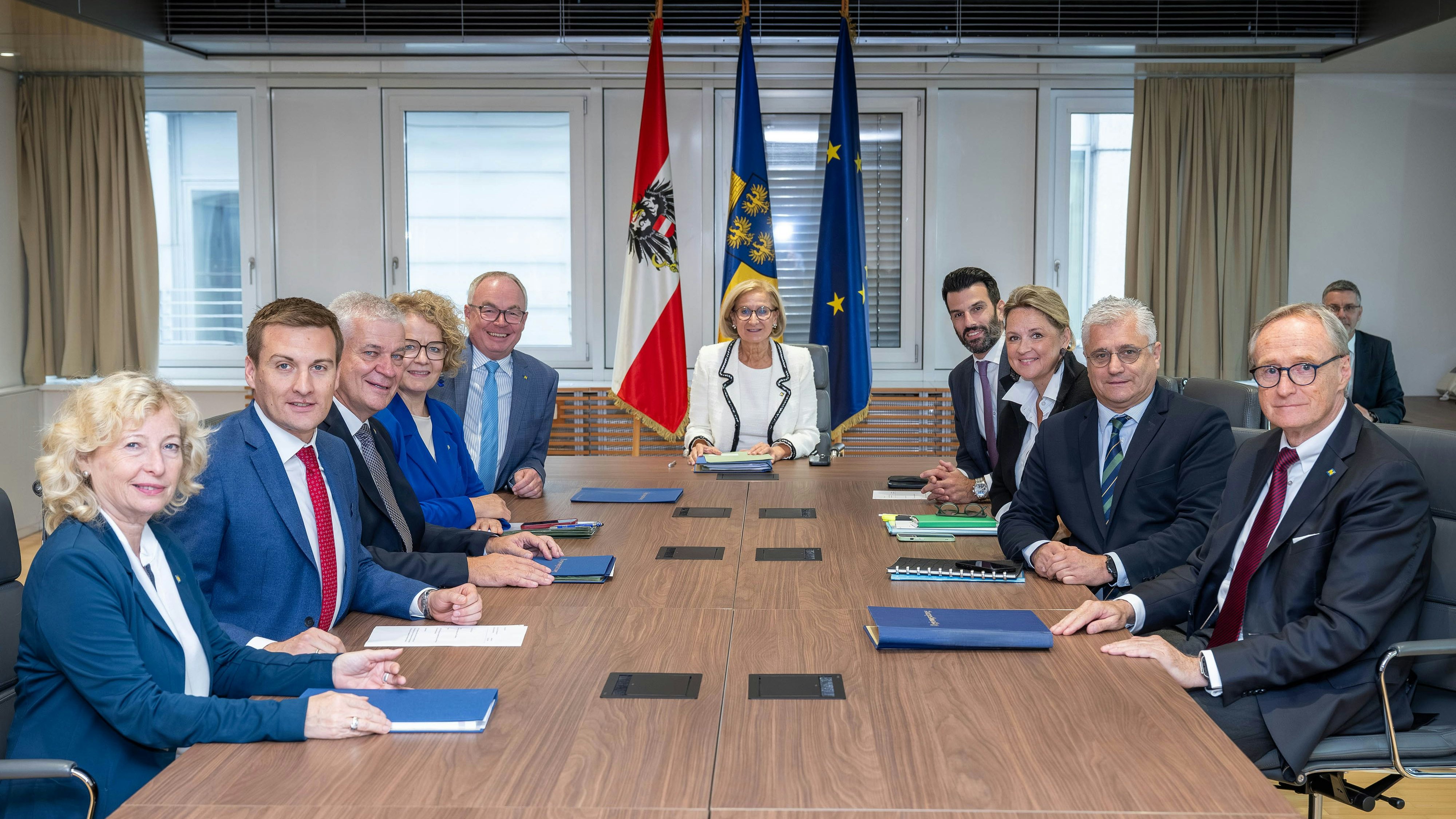 Die NÖ Landesregierung unter dem Vorsitz von Landeshauptfrau Johanna Mikl-Leitner (m.) – links (v.r.n.l.) LH-Stellvertreter Stephan Pernkopf, Landesrätin Christiane Teschl-Hofmeister, die Landesräte Anton Kasser und Sven Hergovich sowie Landesrätin Eva Prischl – und rechts (v.l.n.r.) LH-Stellvertreter Udo Landbauer, Landesrätin Susanne Rosenkranz, Landesrat Martin Antauer und Landesamtsdirektor Werner Trock.