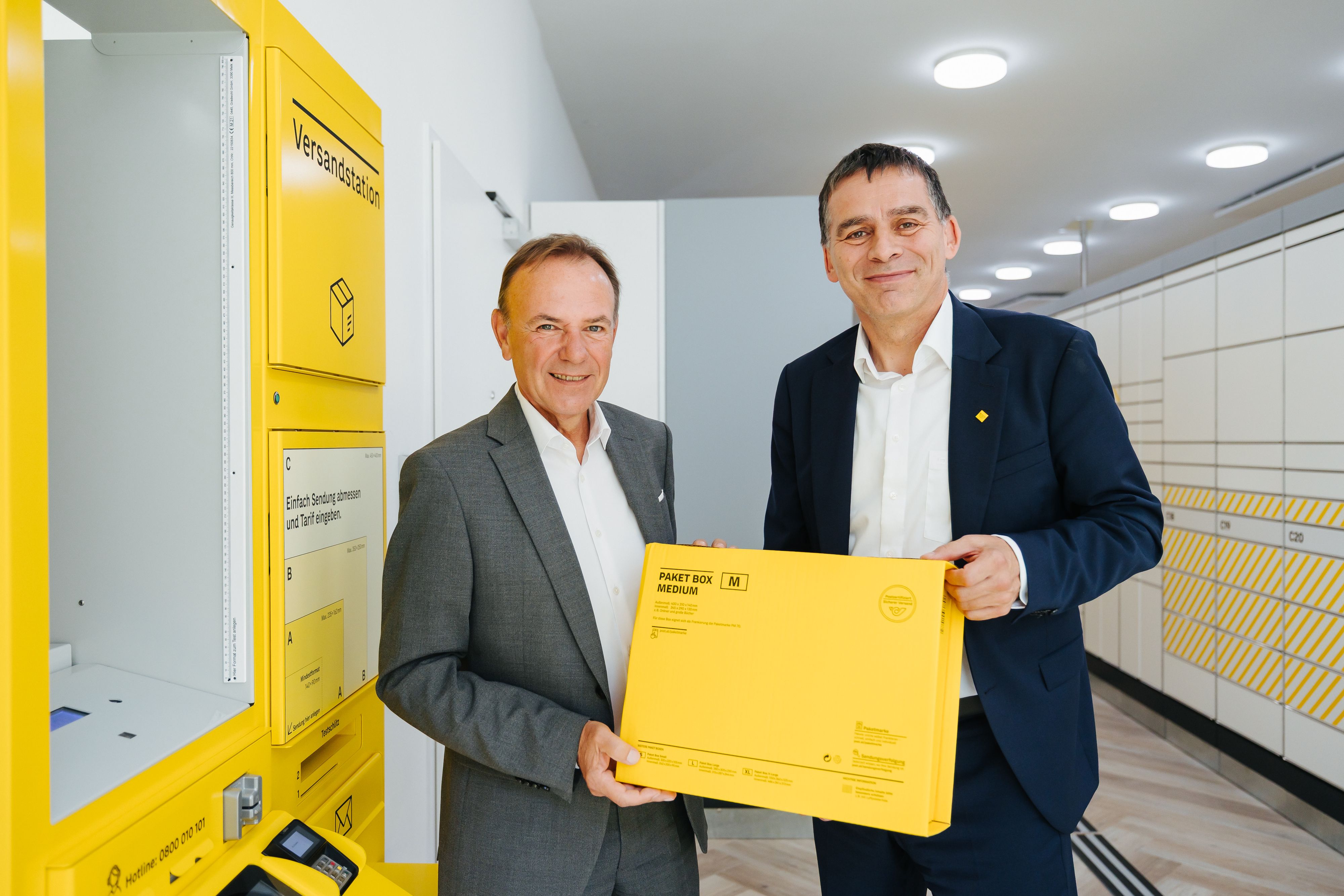 Bezirksvorsteher Gerald Bischof mit Peter Umundum (Generaldirektor-Stellvertreter und Vorstand für Paket & Logistik der Österreichische Post AG)