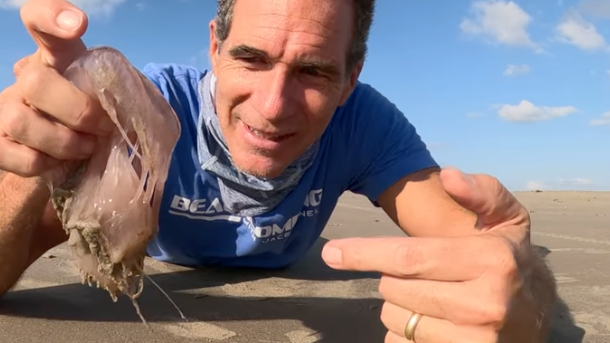 Quellen-Forscher Jace Tunnell mit einer "Pink Meanie"