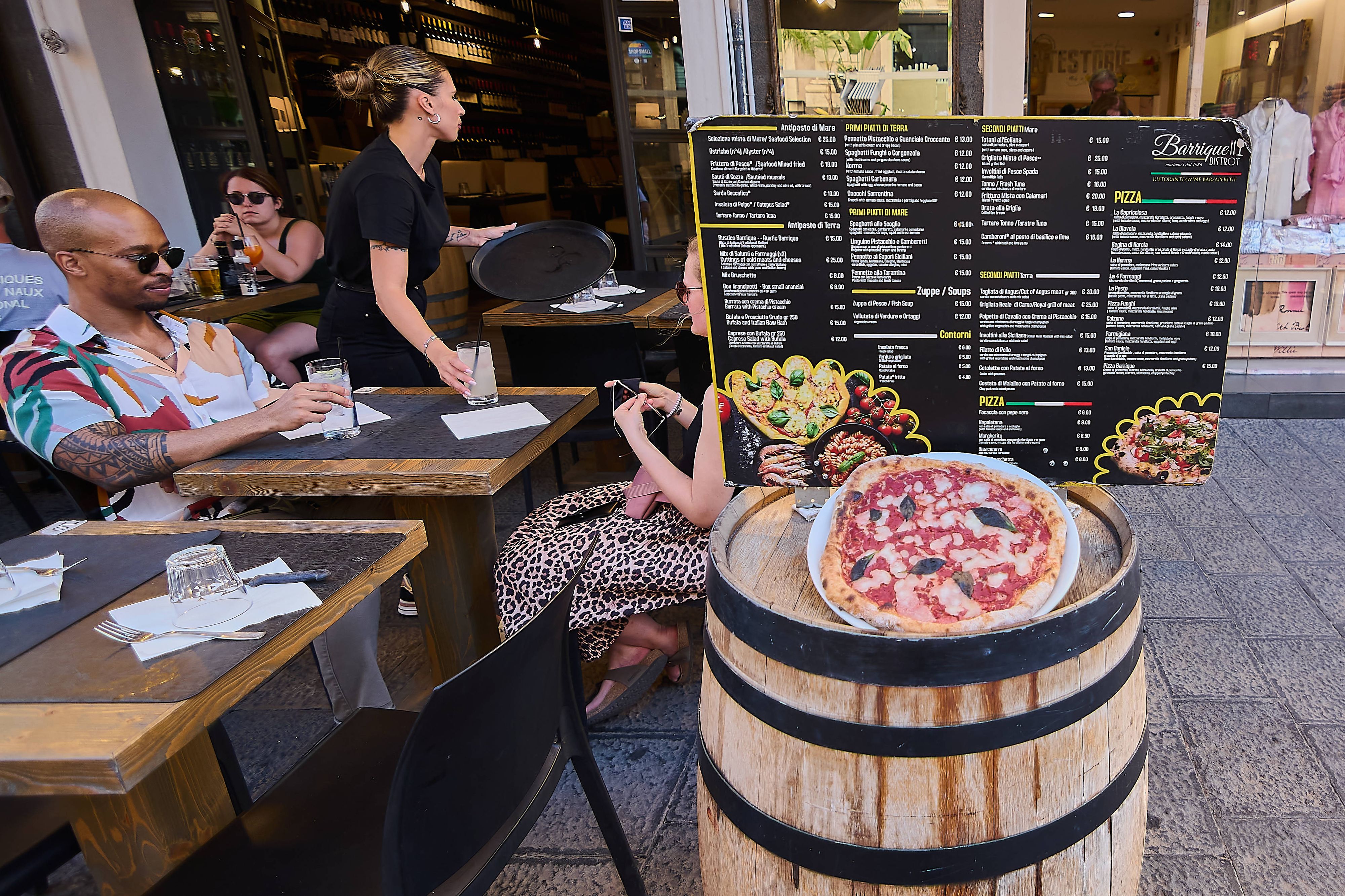 Anstatt zu Arbeiten saß der Beamte lieber in Kaffeehäusern und Bars. (Symbolbild)