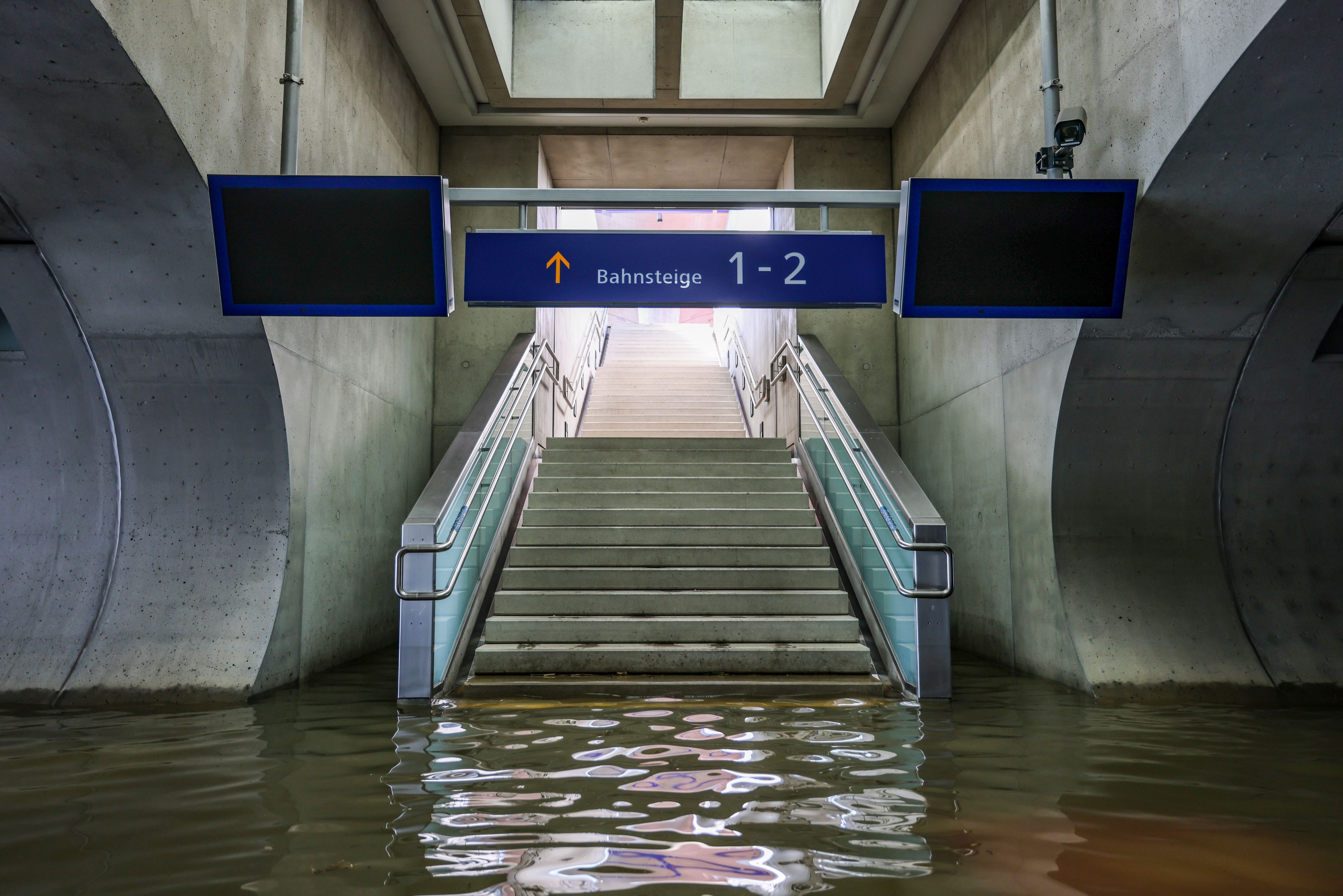 Der Bahnhof Tullnerfeld am 18 September 2024. Über 100 Mio. Euro an Schäden registrierte die ÖBB an der Infrastruktur in und um den Bahnhof.