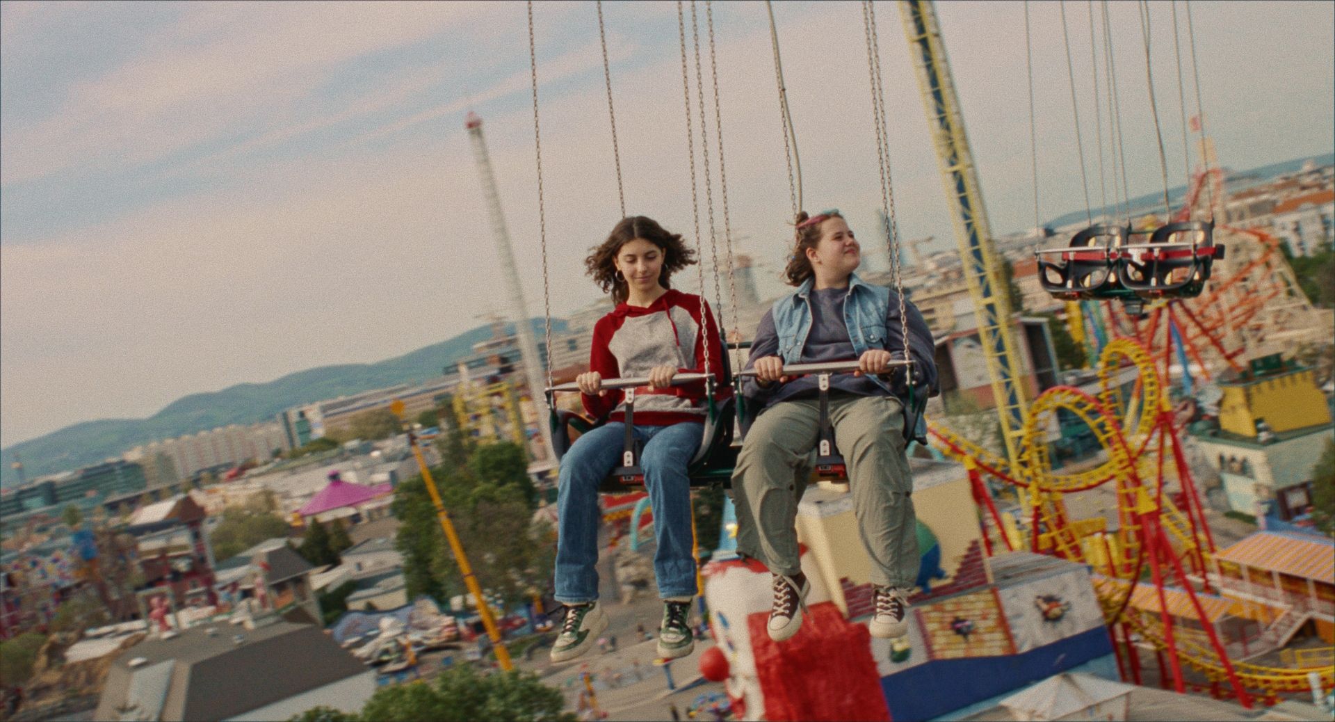 Anna (Siena Popović) und Mara (Jessica Paar) (v.l.) werden im Film 