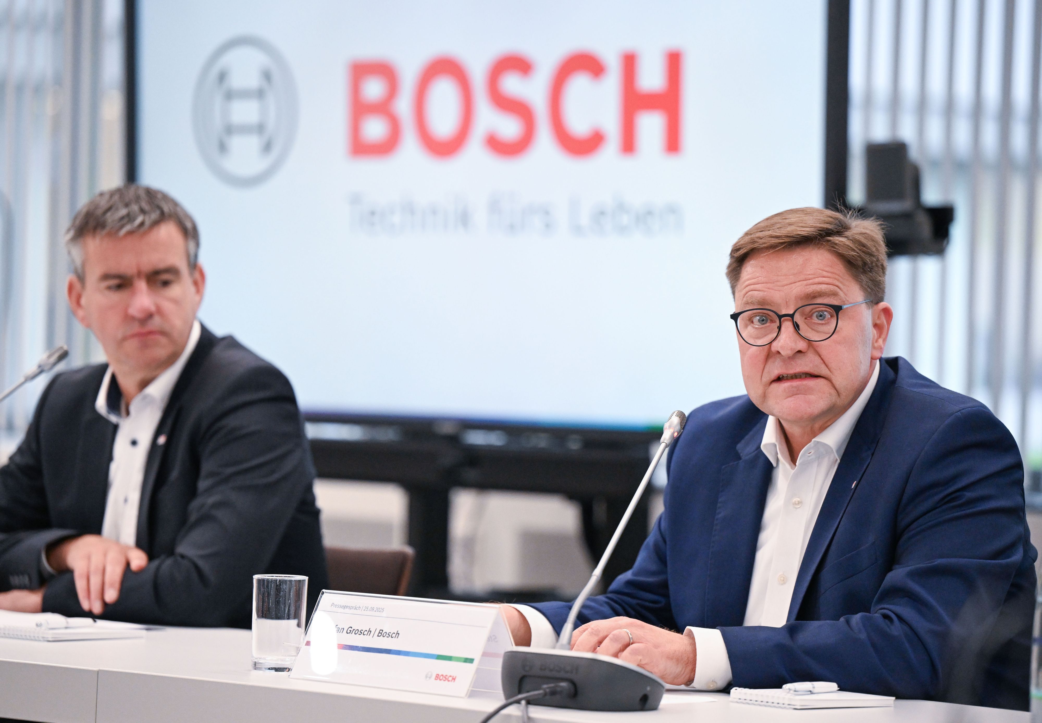 Der Geschäftsführer der Robert Bosch GmbH, Stefan Grosch, (rechts) und der Vorsitzende des Bereichsvorstandes Power Solutions, Thomas Pauer, (links).