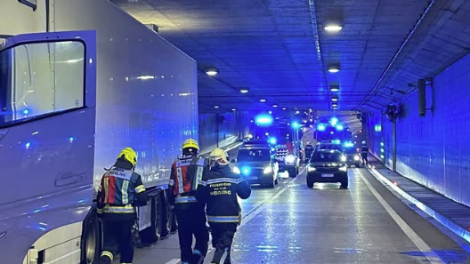 Heute.at - LKW-Karambolage im Tunnel – Fahrzeuge fangen Feuer