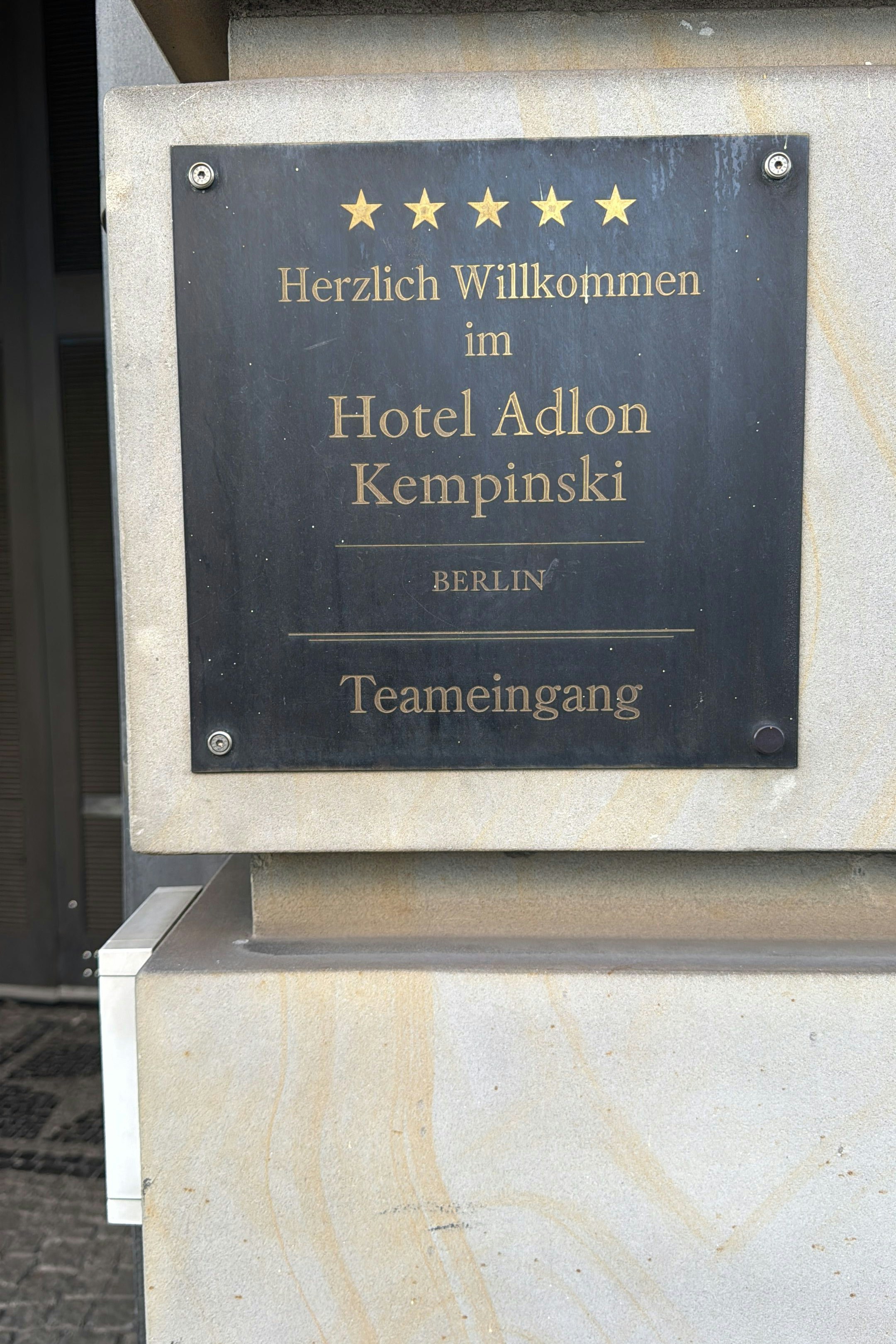 Besagter "Teameingang" zum Berliner Luxushotel Adlon …