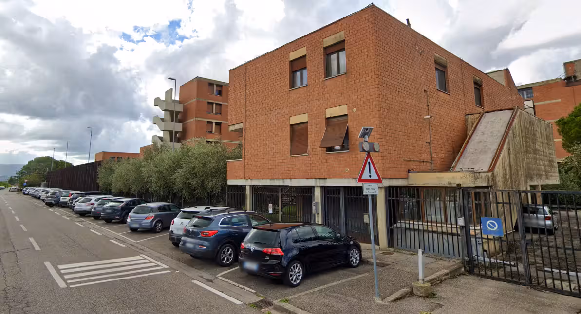 Eine Frau, die einen Teenager sexuell missbraucht, ein Kind von ihm geboren und ihn erpresst hatte, wurde nach zwei Jahren auf Bewährung aus dem Gefängnis in Prato bei Florenz entlassen.