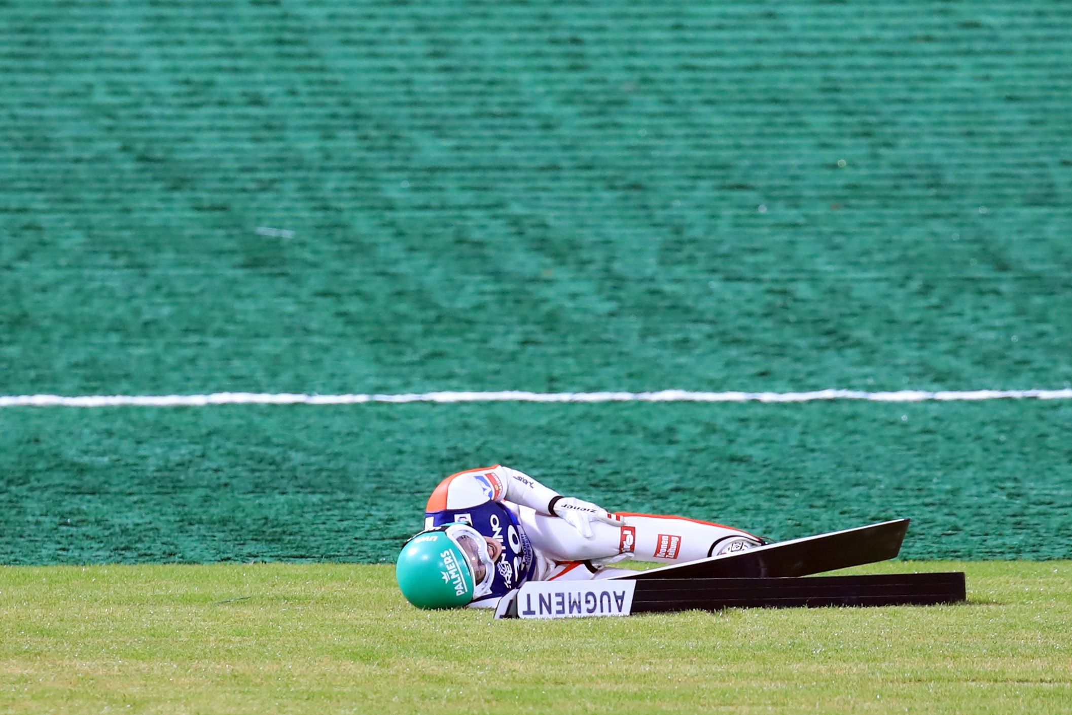 Österreichs Top-Springerin Eva Pinkelnig stürzte in Predazzo. 