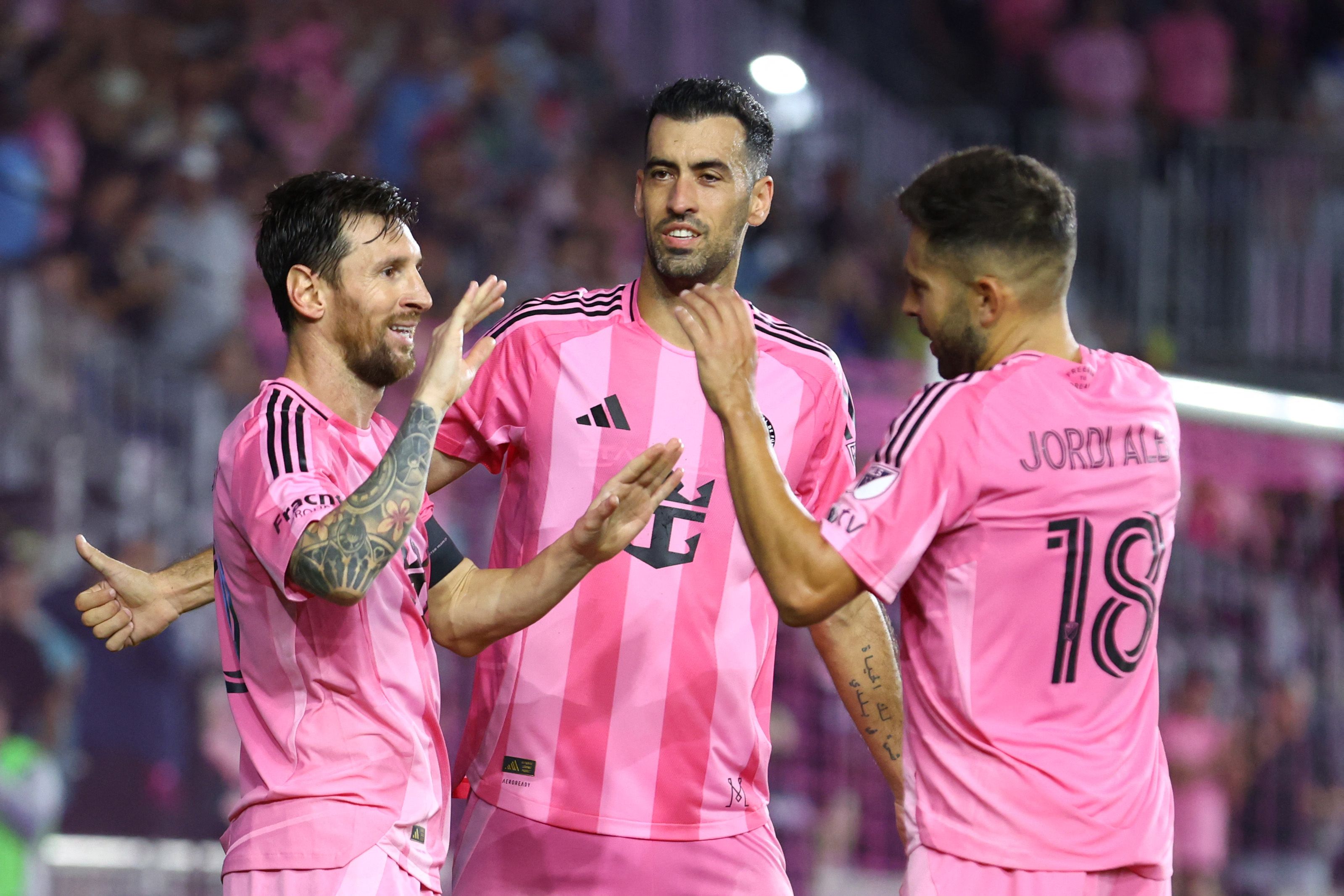 Lionel Messi, Sergio Busquets und Jordi Alba im Trikot von Inter Miami. 