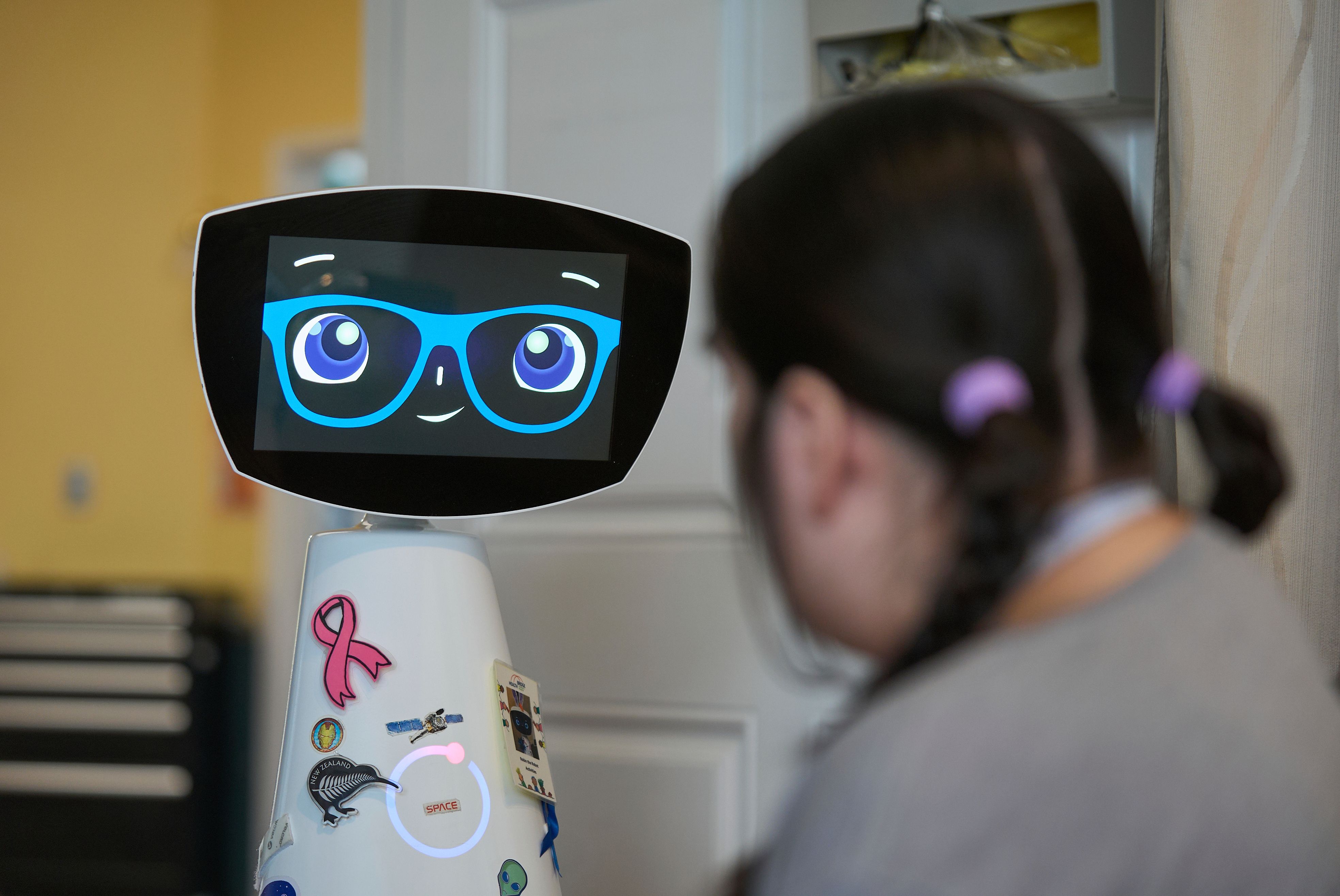 KI-Roboter Robin (Bild) leistet emotionale Unterstützung im Spital.