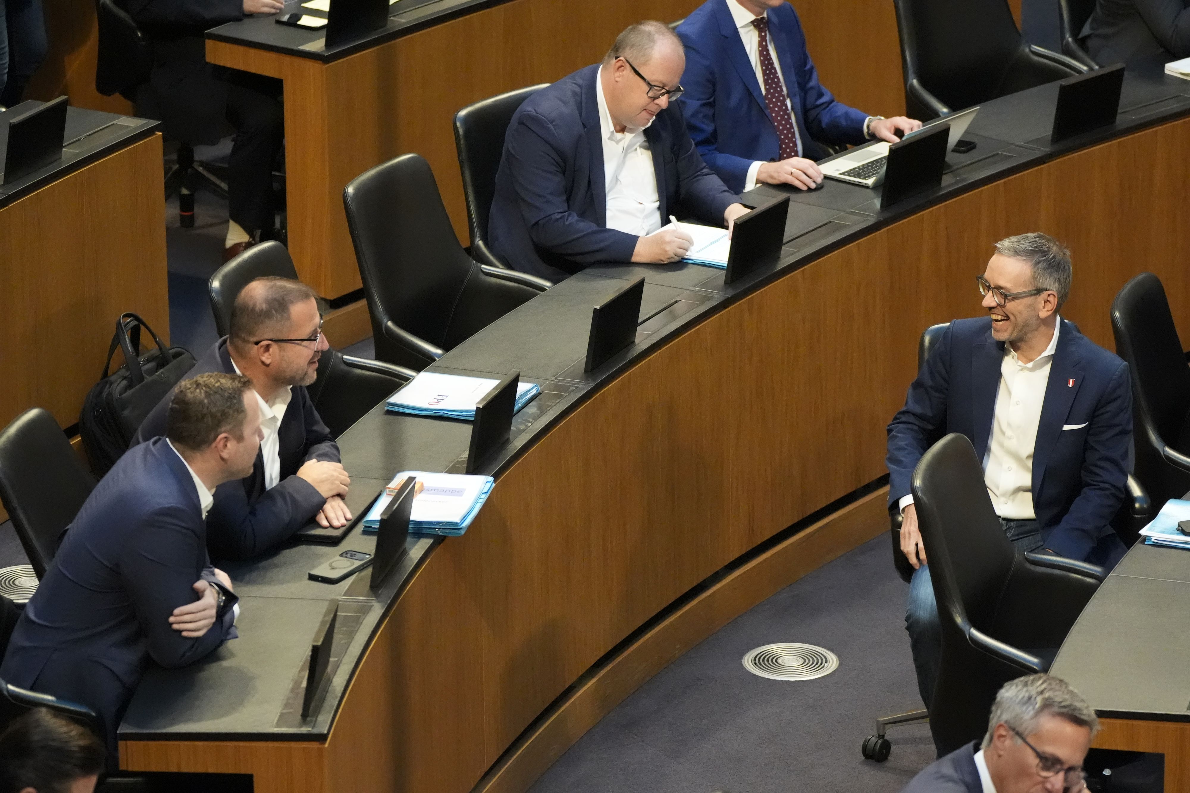 Jetzt weiß ich, warum das im Parlament Hinterbänkler heißt