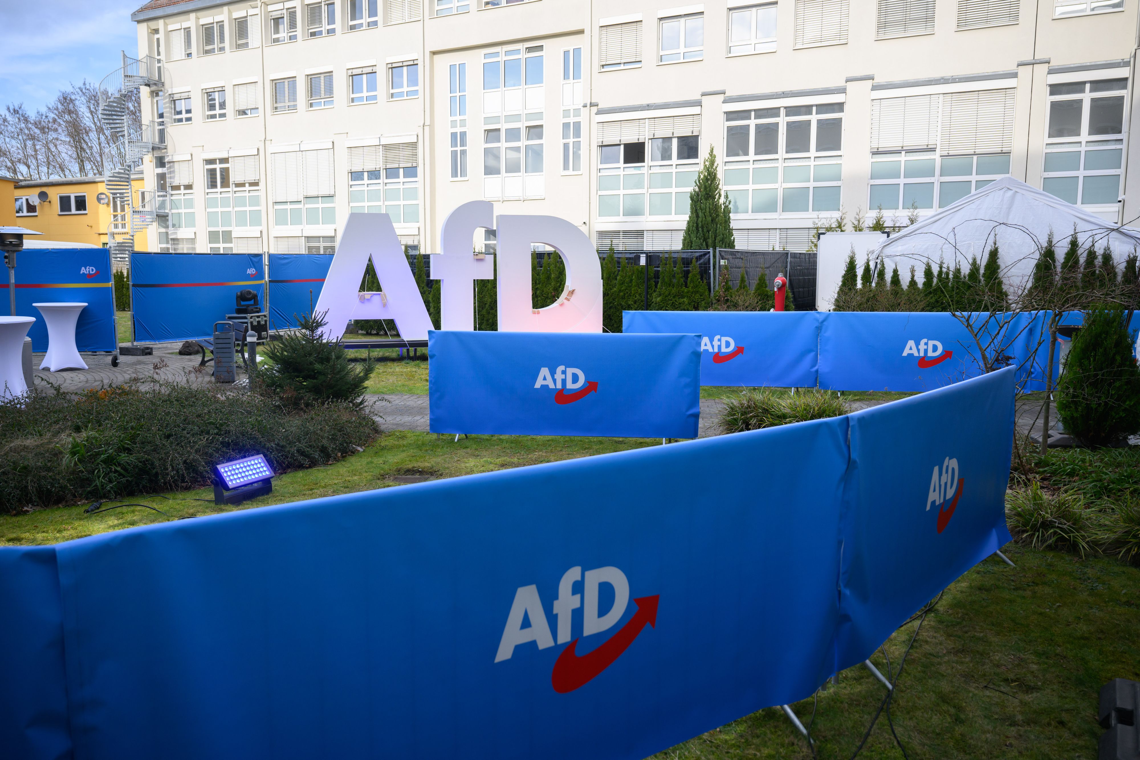 Unter anderem wegen dieser Aufsteller muss die AfD früher aus ihrer Bundesgeschäftstelle in Berlin ausziehen.