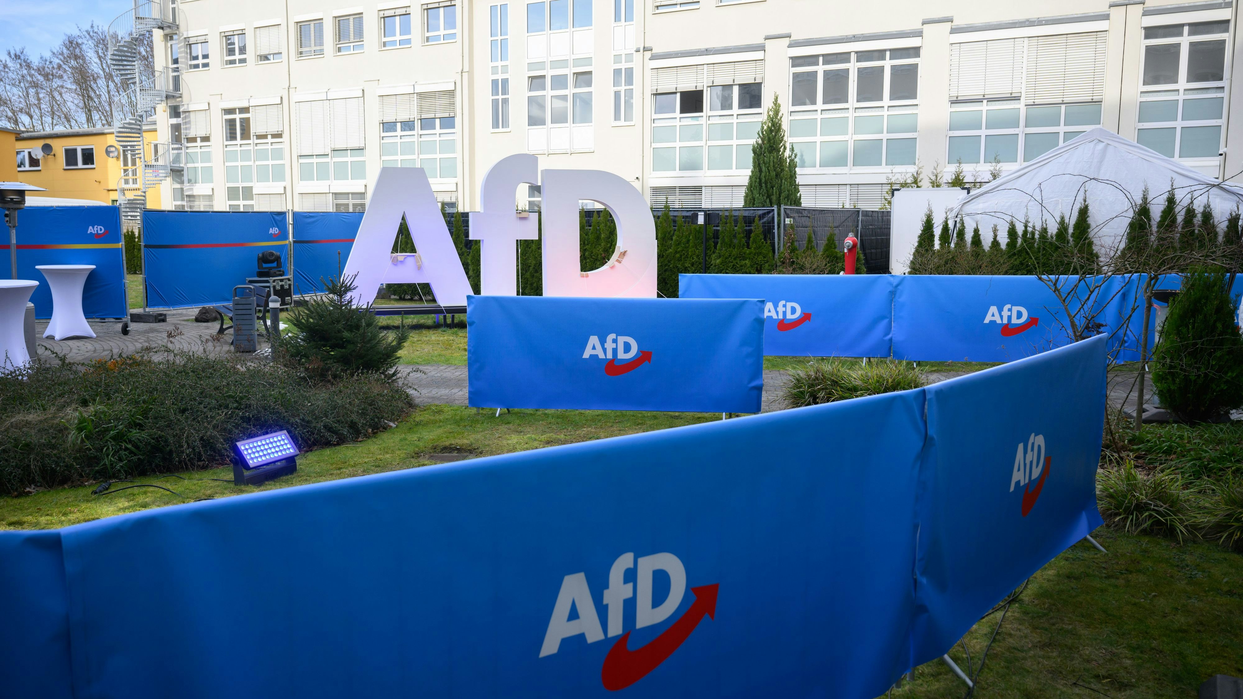 Unter anderem wegen dieser Aufsteller muss die AfD früher aus ihrer Bundesgeschäftstelle in Berlin ausziehen.