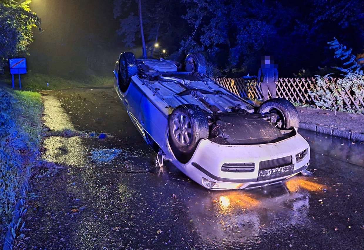 Das Fahrzeug landete auf dem Dach.