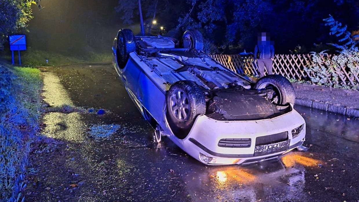 Heute.at - Auto bleibt nach Unfall in NÖ auf dem Dach liegen