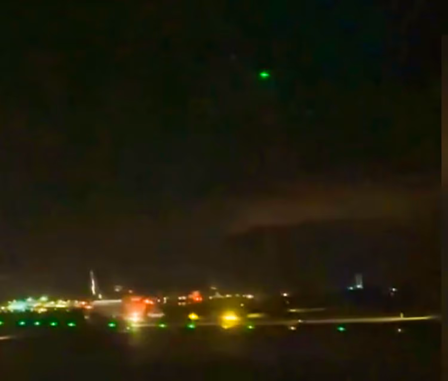 Dänemark: Videos vom Dienstagabend sollen Drohne über dem Kopenhagener Flughafen zeigen.