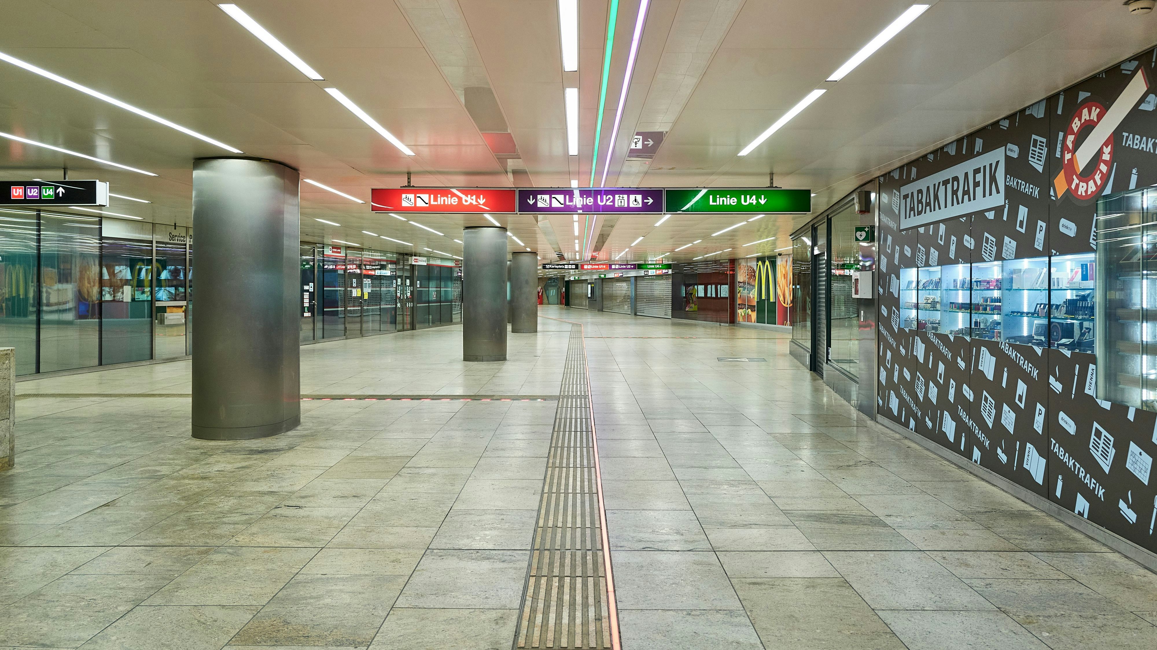 Download von www.picturedesk.com am 26.09.2025 (10:21).  Wien 20.03.2021 - Aufgrund der Ausgangsbeschränkung wegen des Coronavirus sind öffentliche Plätze in der Nacht kaum frequentiert. Unser Bild zeigt die Kärntnertorpassage in Wien. | The spread of the corona virus and exit restictions in vienna leads to empty underground stations and places. The picture shows the Kärntentorpassge in the center of Vienna. - 20210320_PD16549 - Rechteinfo: Rights Managed (RM)