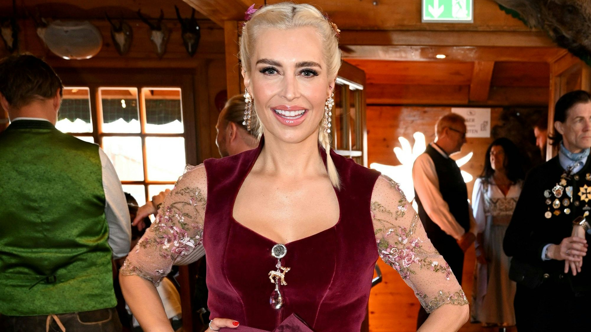 Heute.at - Schmerzhafter Unfall! XXL-Flasche trifft Verena Kerth