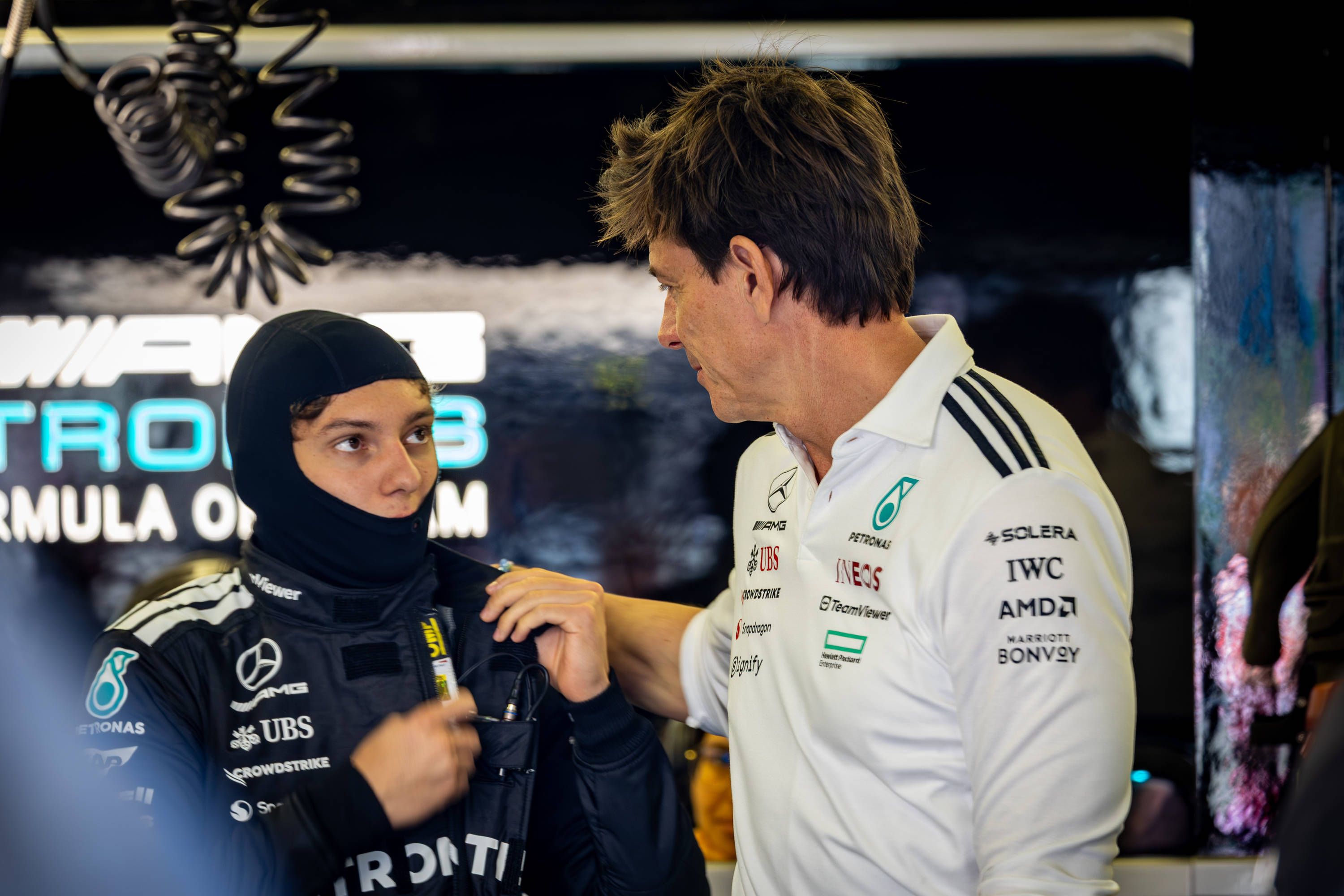 Mercedes-Teamchef Toto Wolff mit Formel-1-Rookie Andrea Kimi Antonelli. 