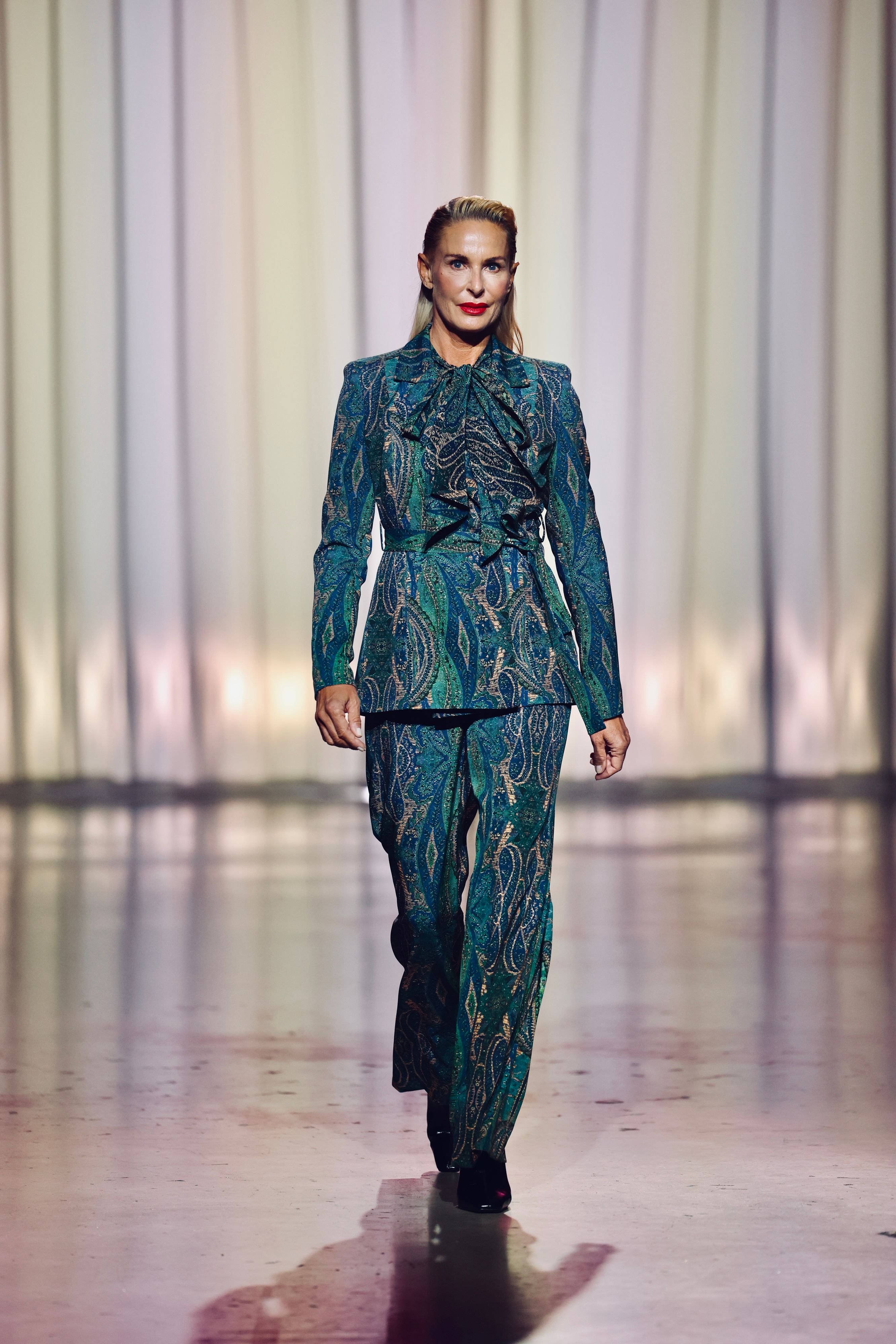Die "beste Ehefrau von allen", Onka "Madame Connaisseur" Takats, am Berliner Laufsteg von Designer Marcel Ostertag