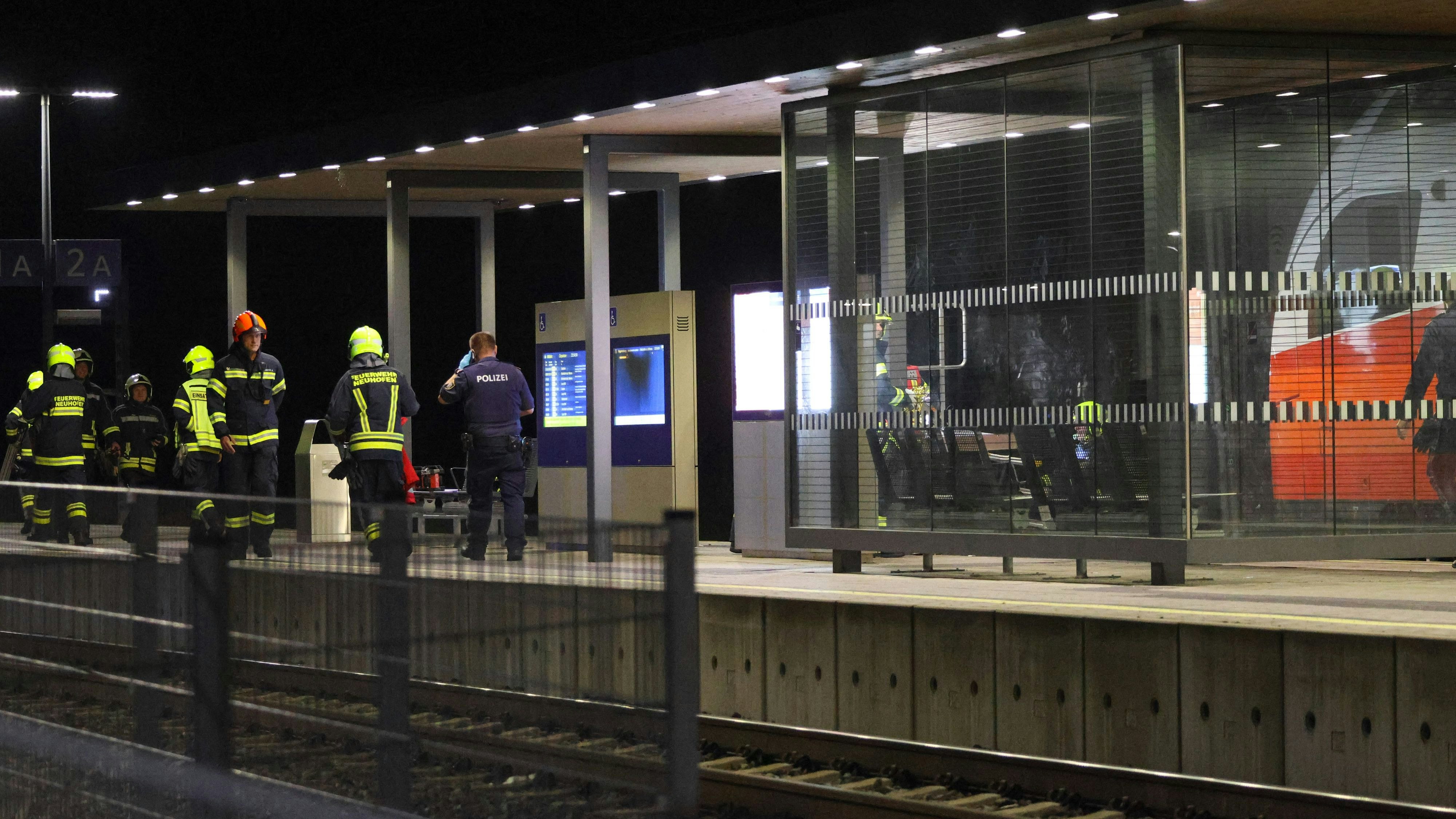 Heute.at - Frau am Bahnhof von S-Bahn erfasst und überrollt