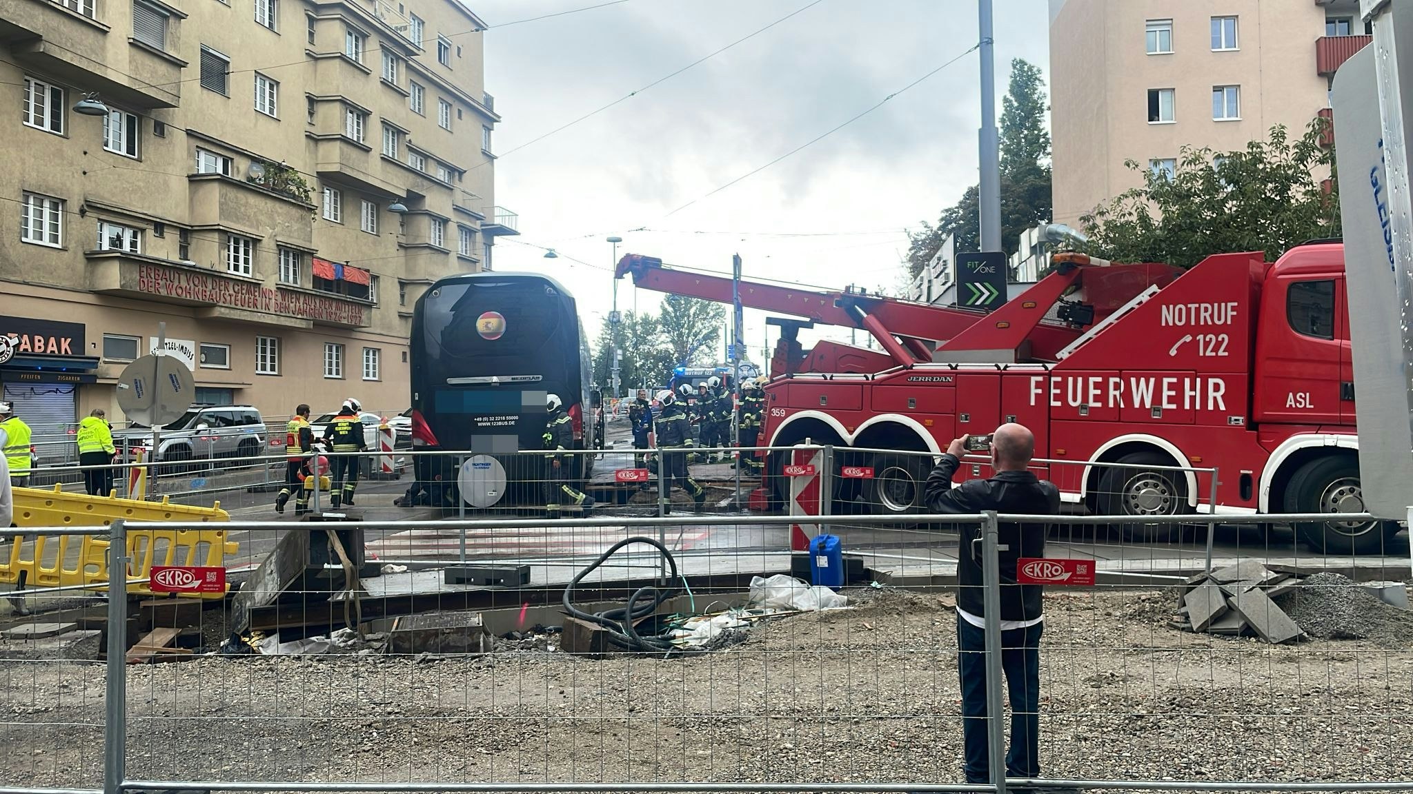Heute.at - Schwarzes Loch – Reisebus versinkt auf offener Straße