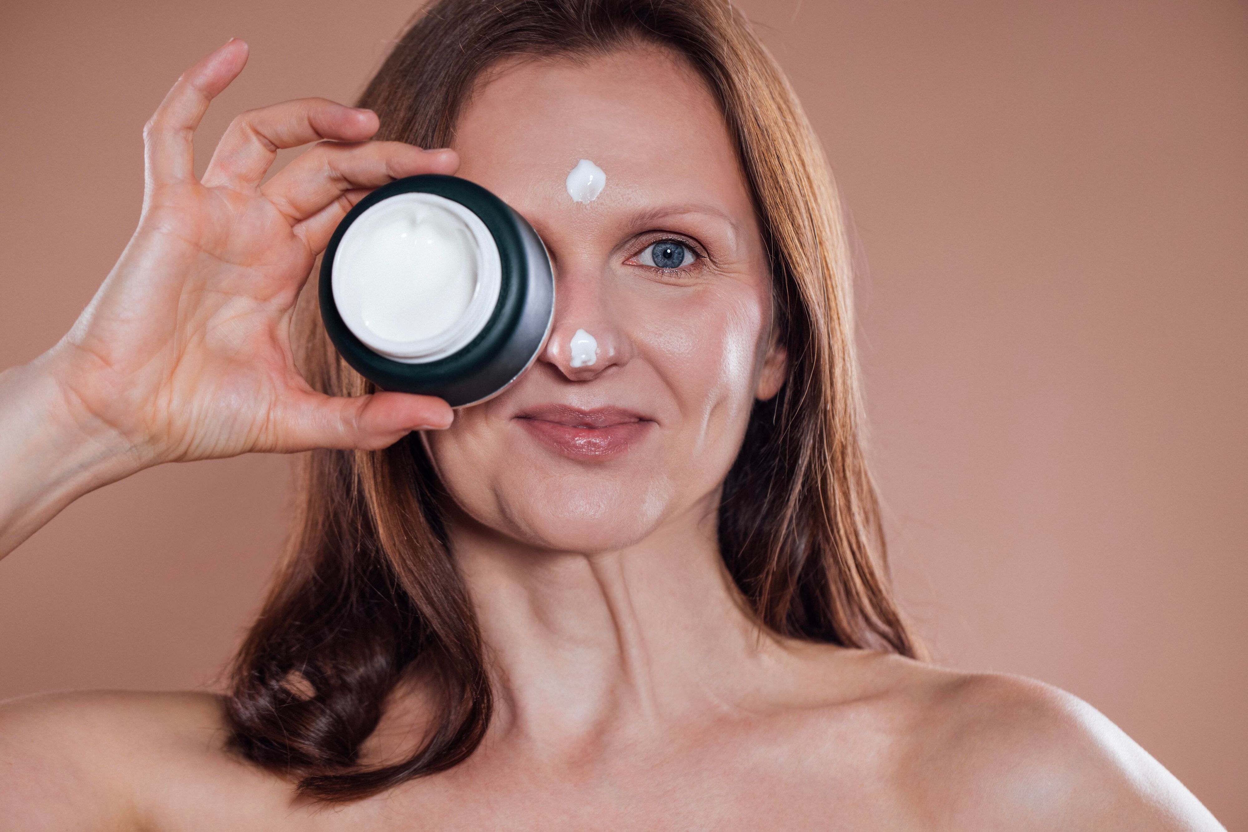 Frauen kurbeln die Kosmetikindustrie an.