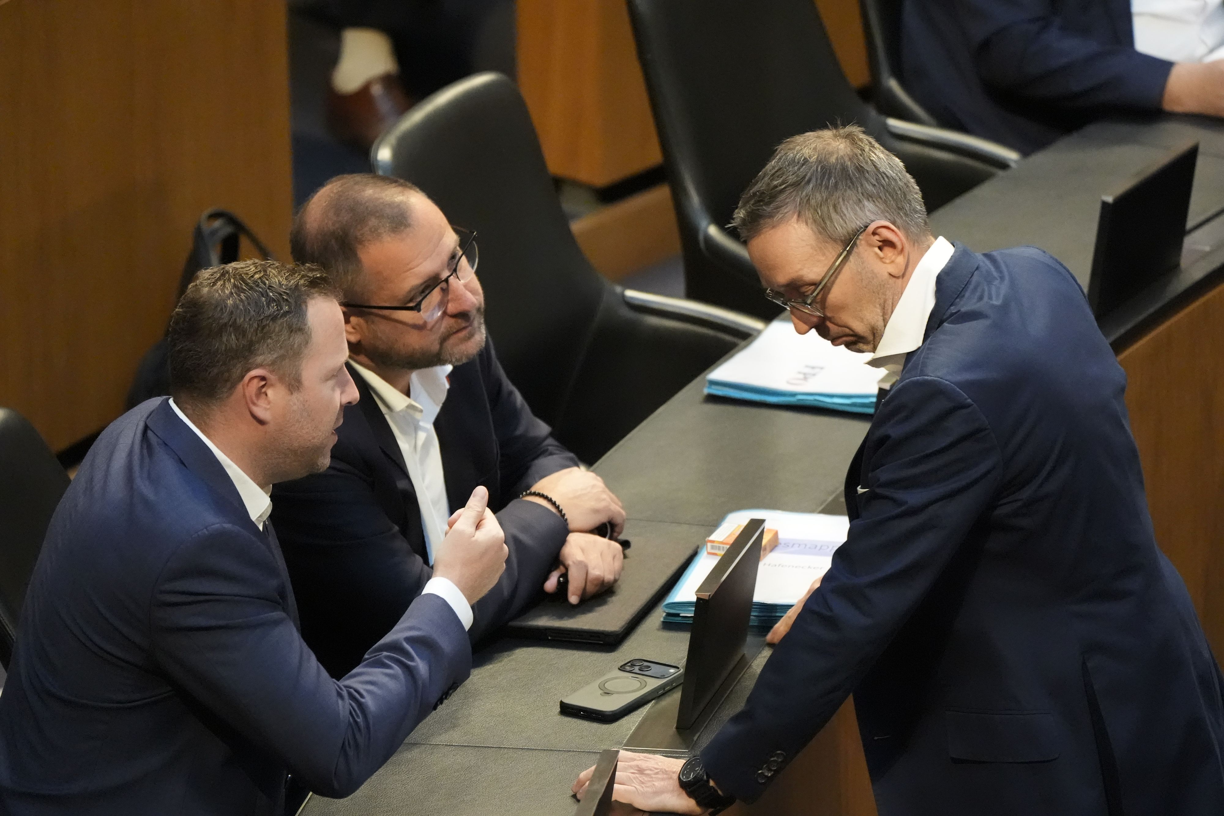 Sag Herbert, magst du nicht vielleicht ordentlich anziehen? ...