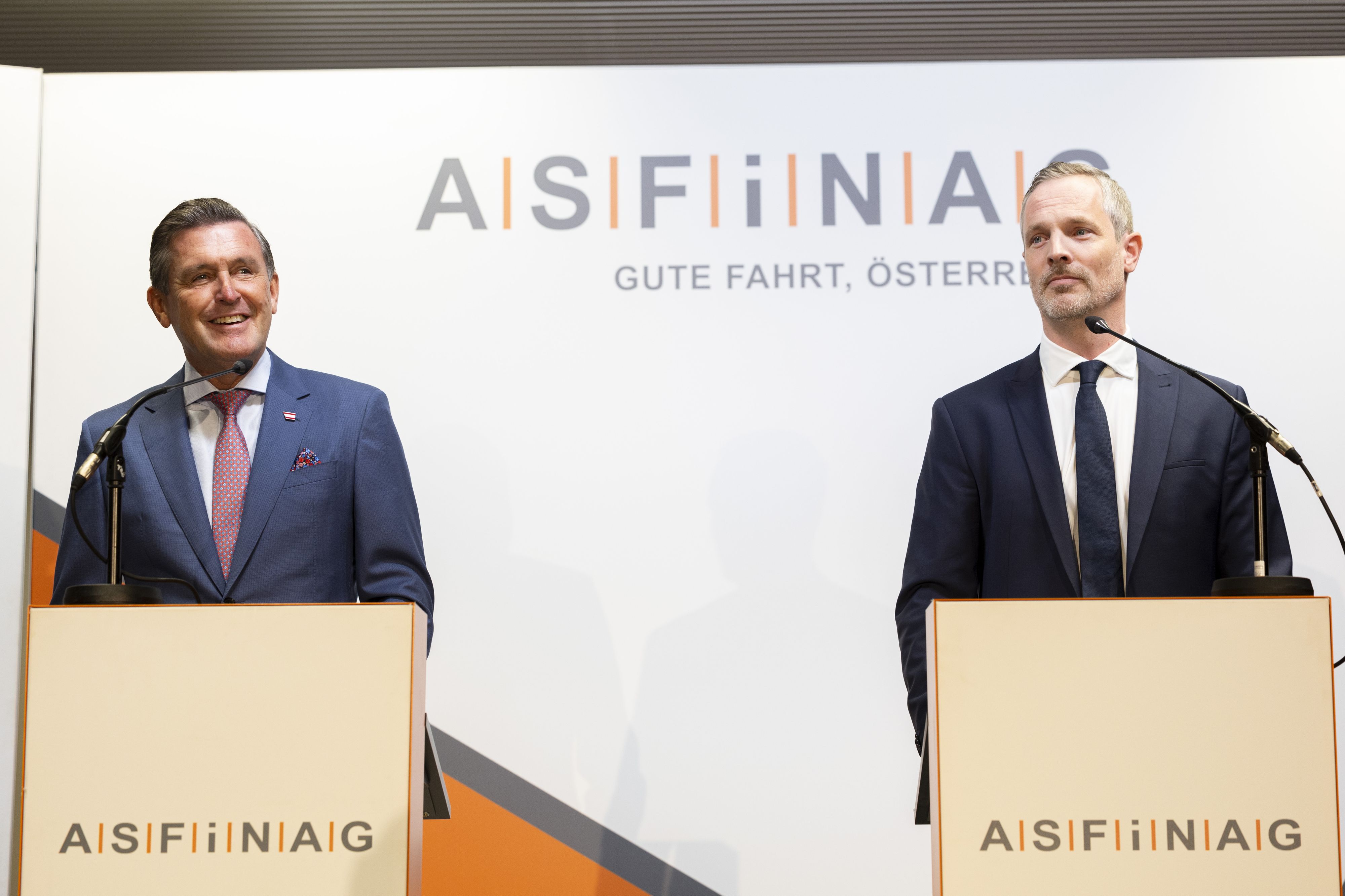 Verkehrsminister Peter Hanke (SPÖ) und ASFINAG-Vorstandsdirektor Hartwig Hufnagl bei einer Pressekonferenz zum Lobautunnel.