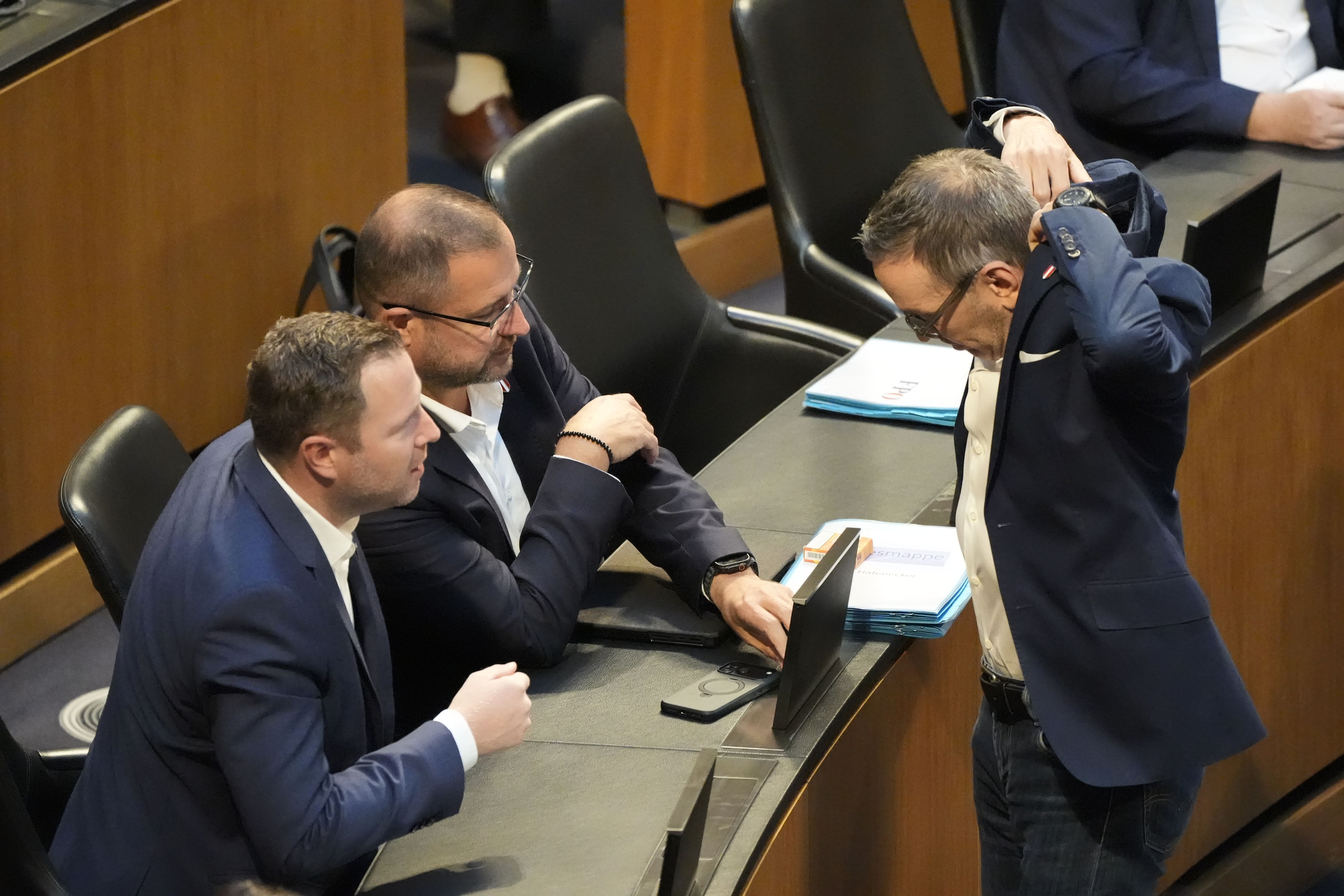 ... wenn ich da oben anzieh', dann rutscht der Rest nach ...
