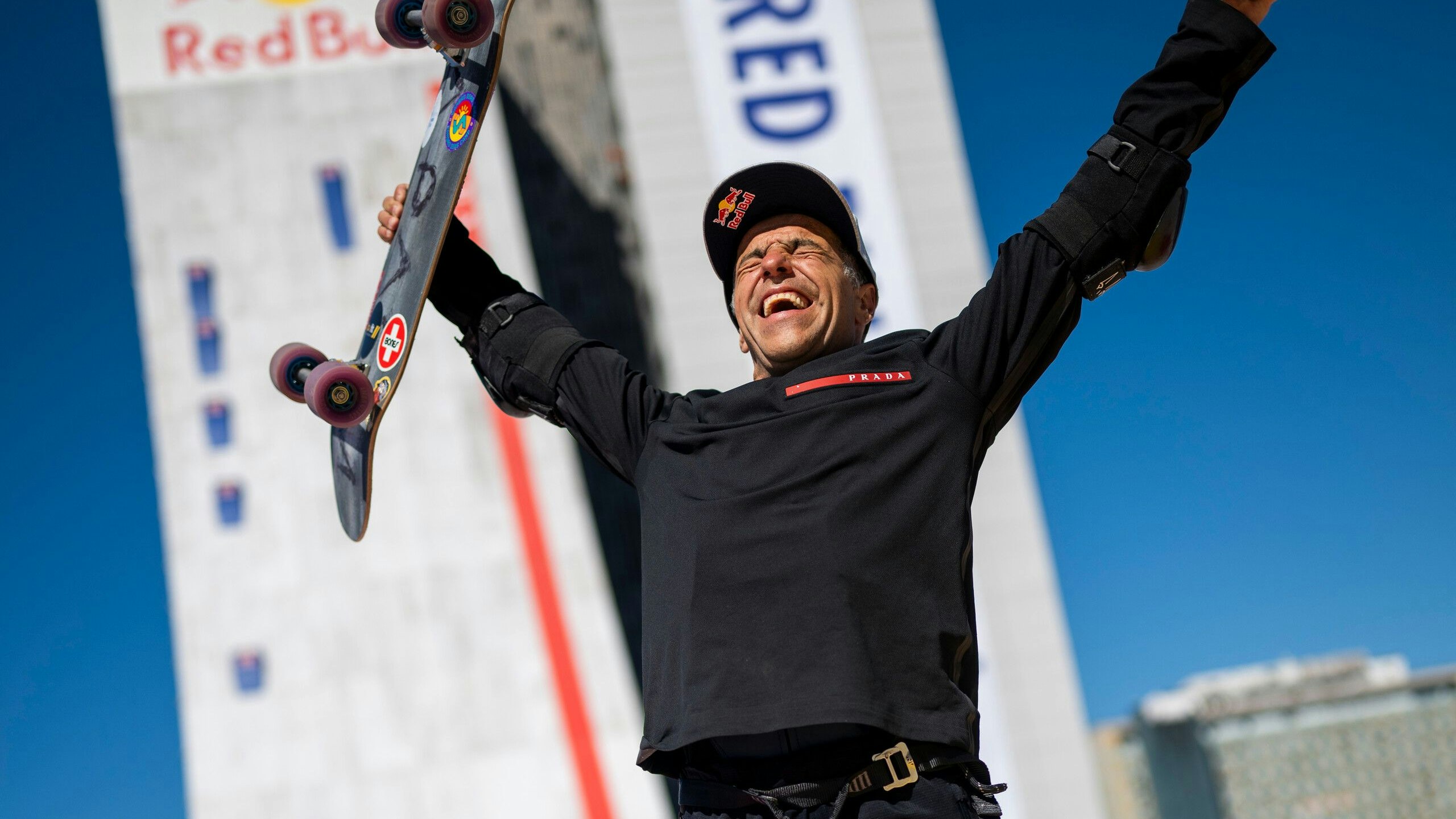 Heute.at - 103 km/h! Skateboarder rast Hochhaus runter: Weltrekord