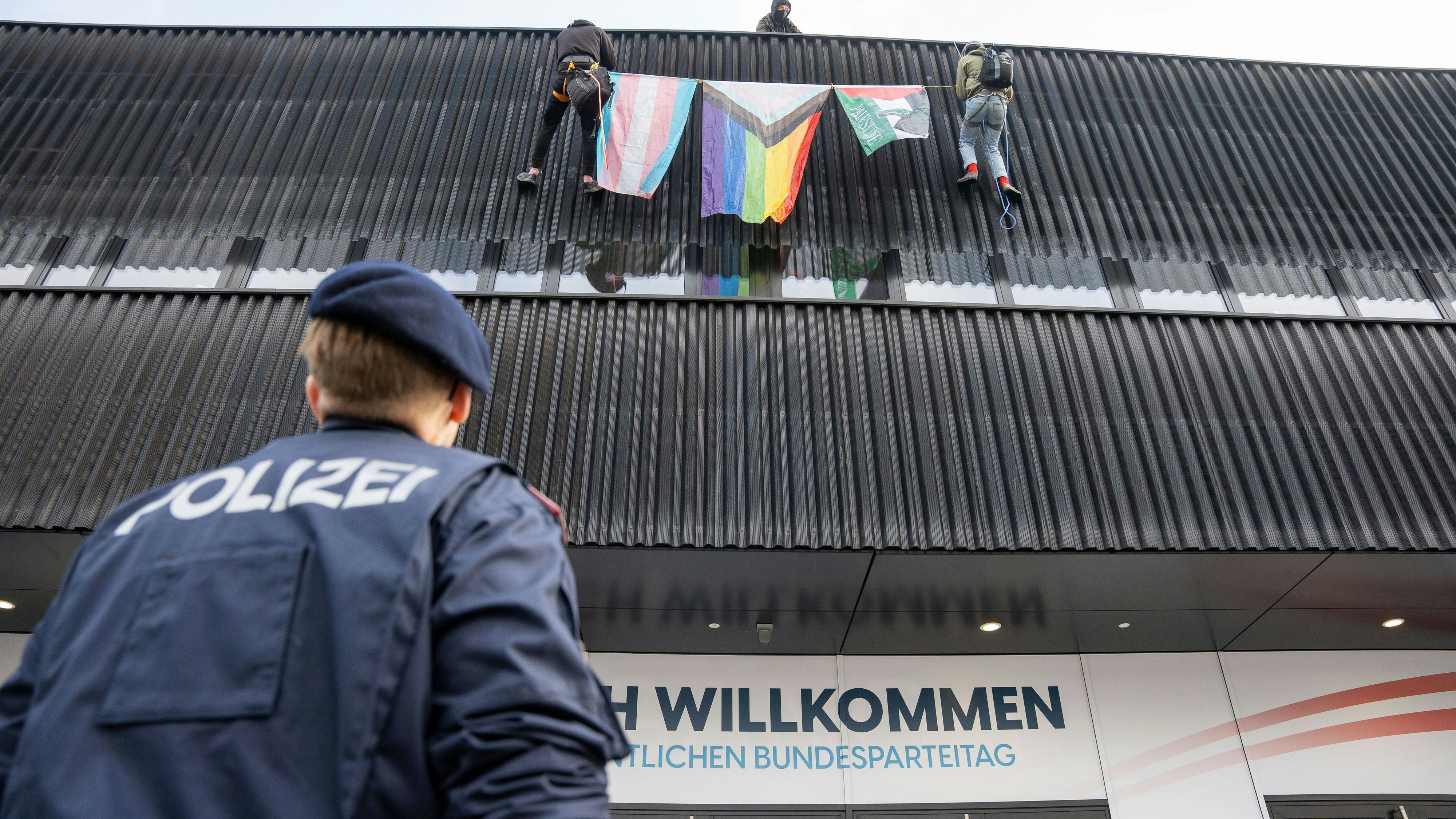 Heute.at - Aufs Dach geschlichen – acht Aktivisten angezeigt