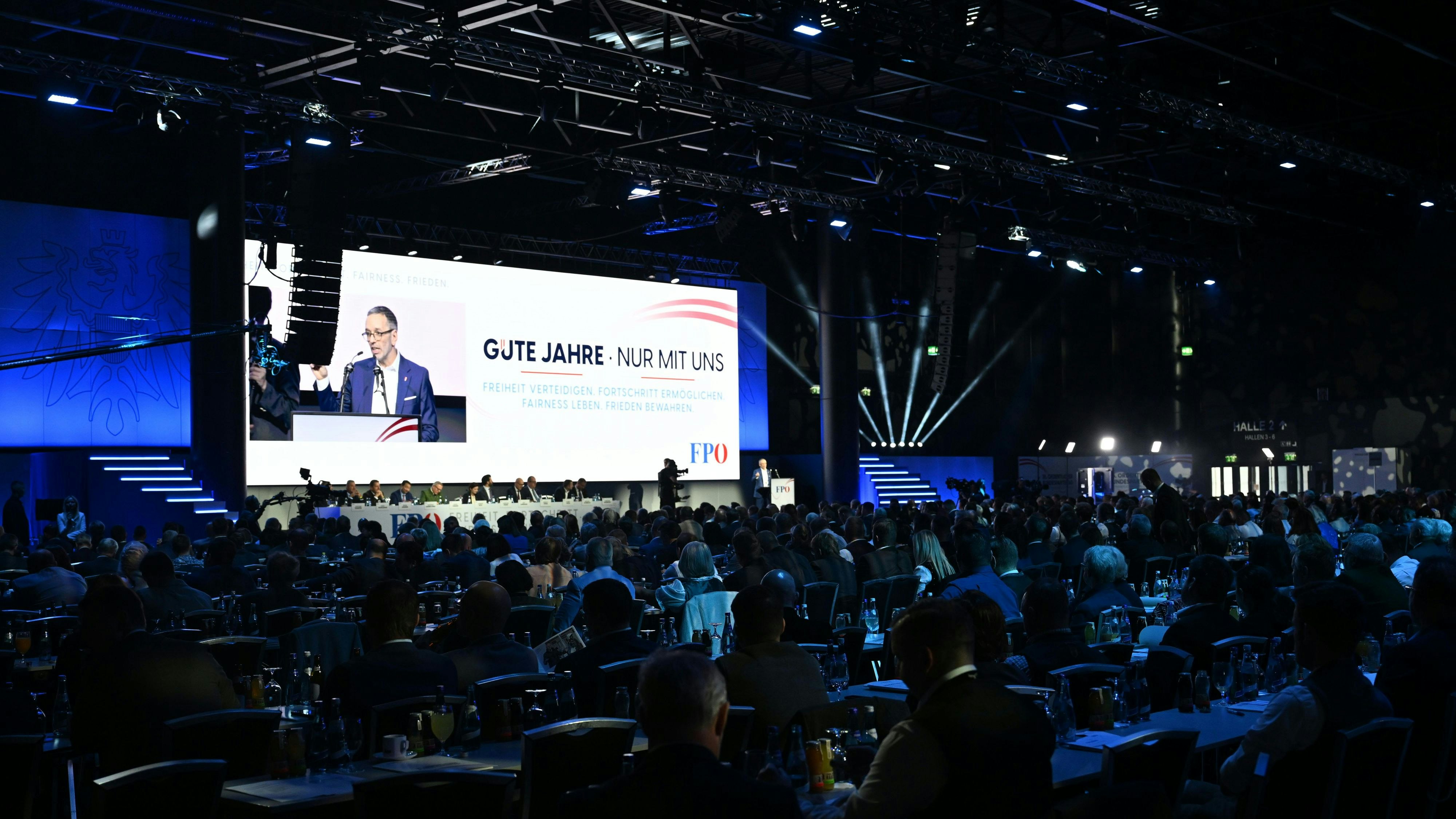 Heute.at - Nach Rede verletzt – FPÖ-Mann stürzt bei Parteitag