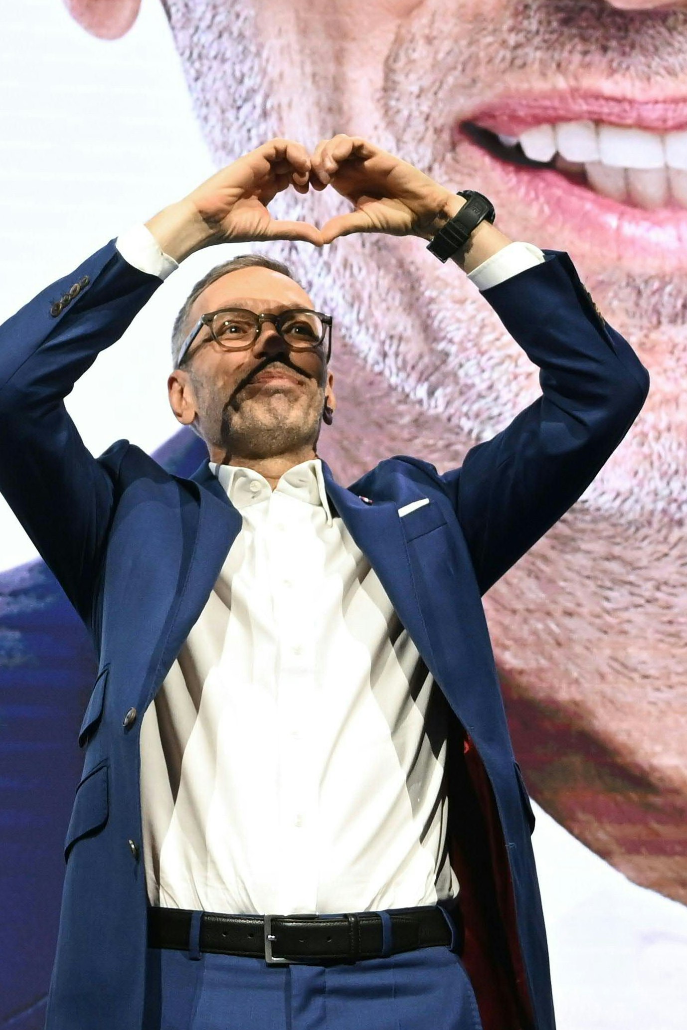 Herbert Kickl zeigt am Parteitag Herz. Oder wie man im Badezimmer ein Rohr richtig anflanscht.