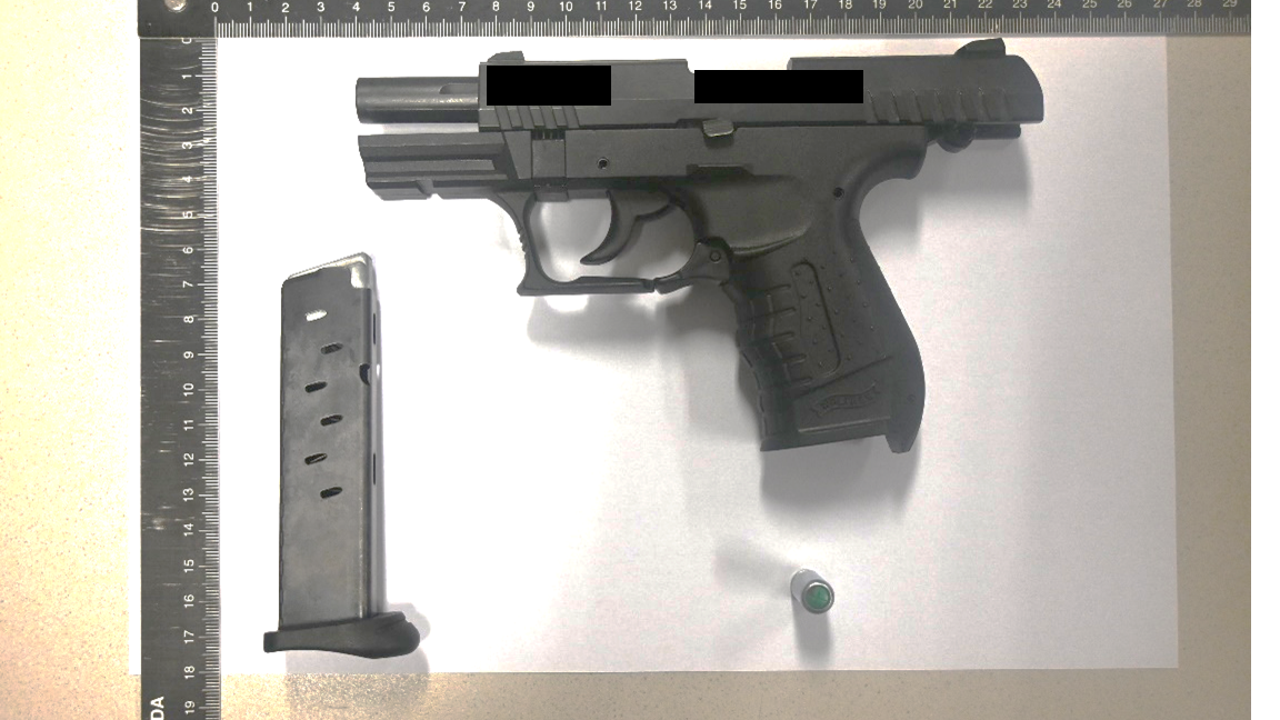 Die Schreckschusspistole wurde im Fahrzeug sichergestellt, Patronenhülsen am Tatort.